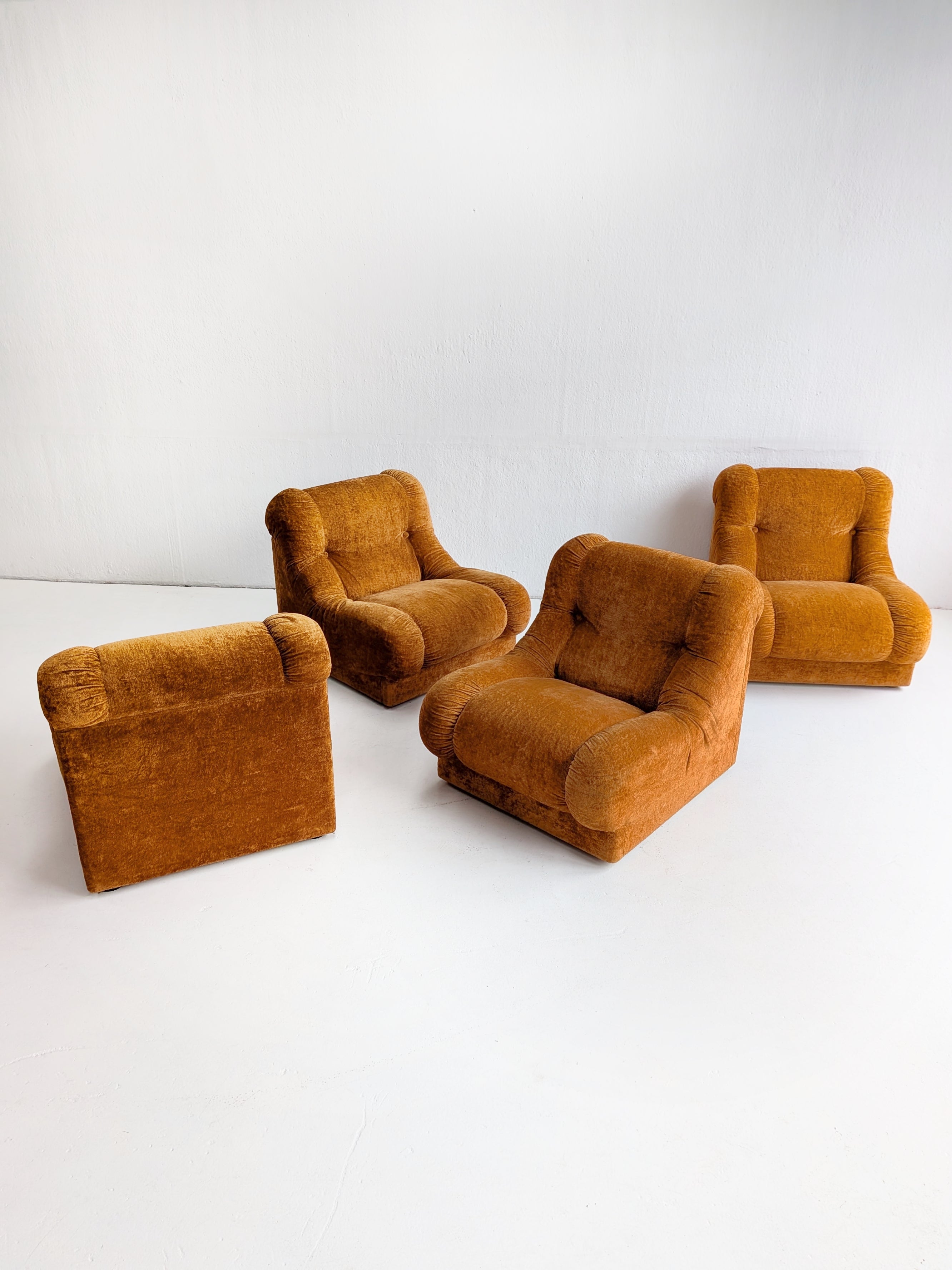 Set_of_4_Modular_Italian_Lounge_Chairs_1970s