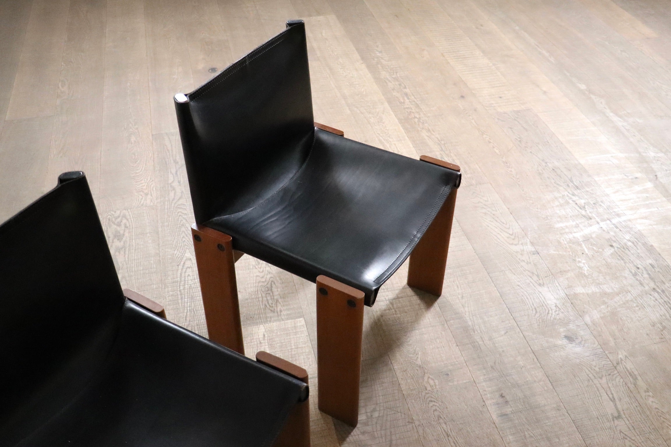 Set_of_4_Monk_Dining_Chairs_in_black_leather_By_Afra_And_Tobia_Scarpa_For_Molteni_1974