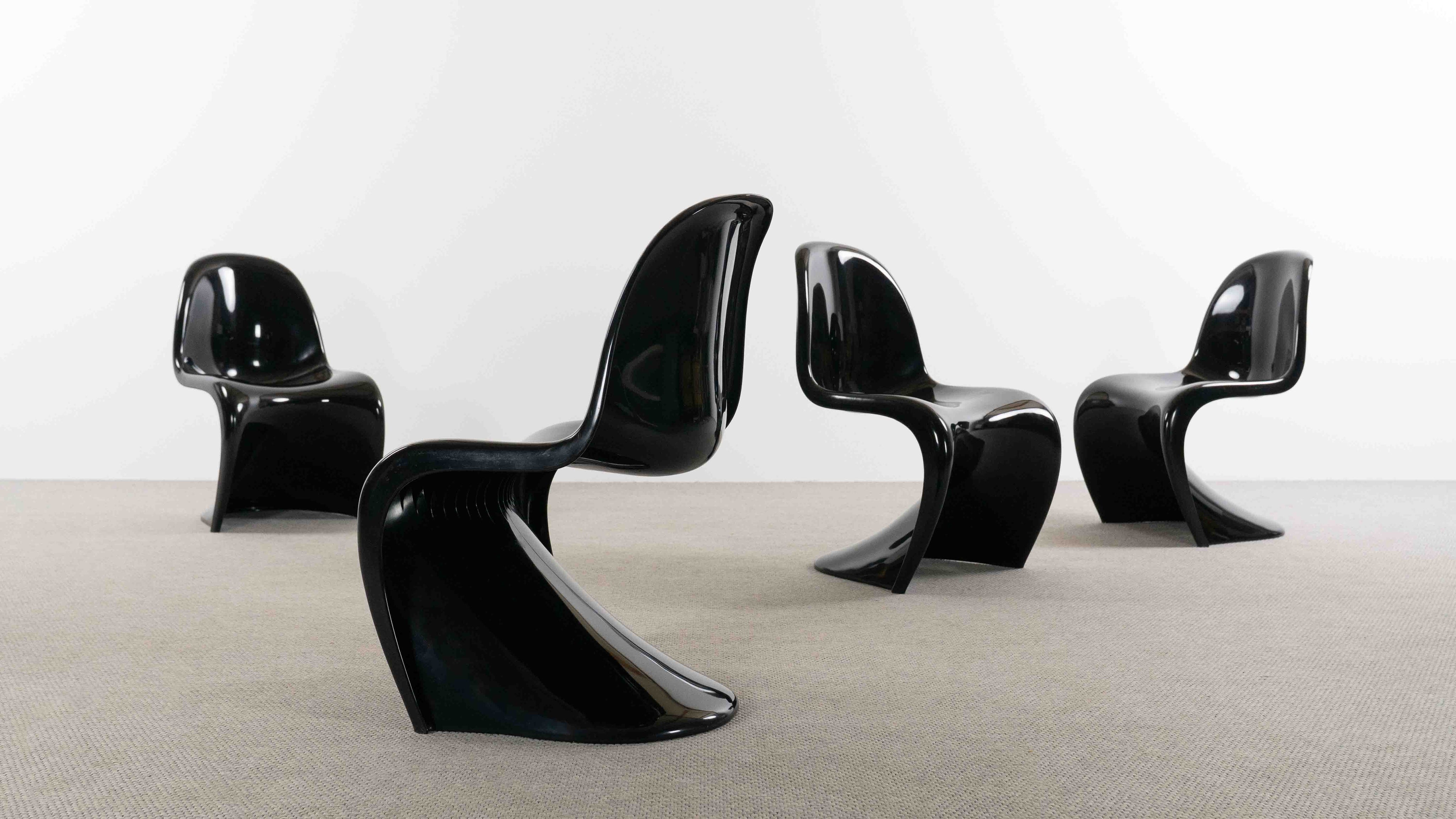 Set_of_4_Verner_Panton_Chairs_for_Herman_Miller,_1971