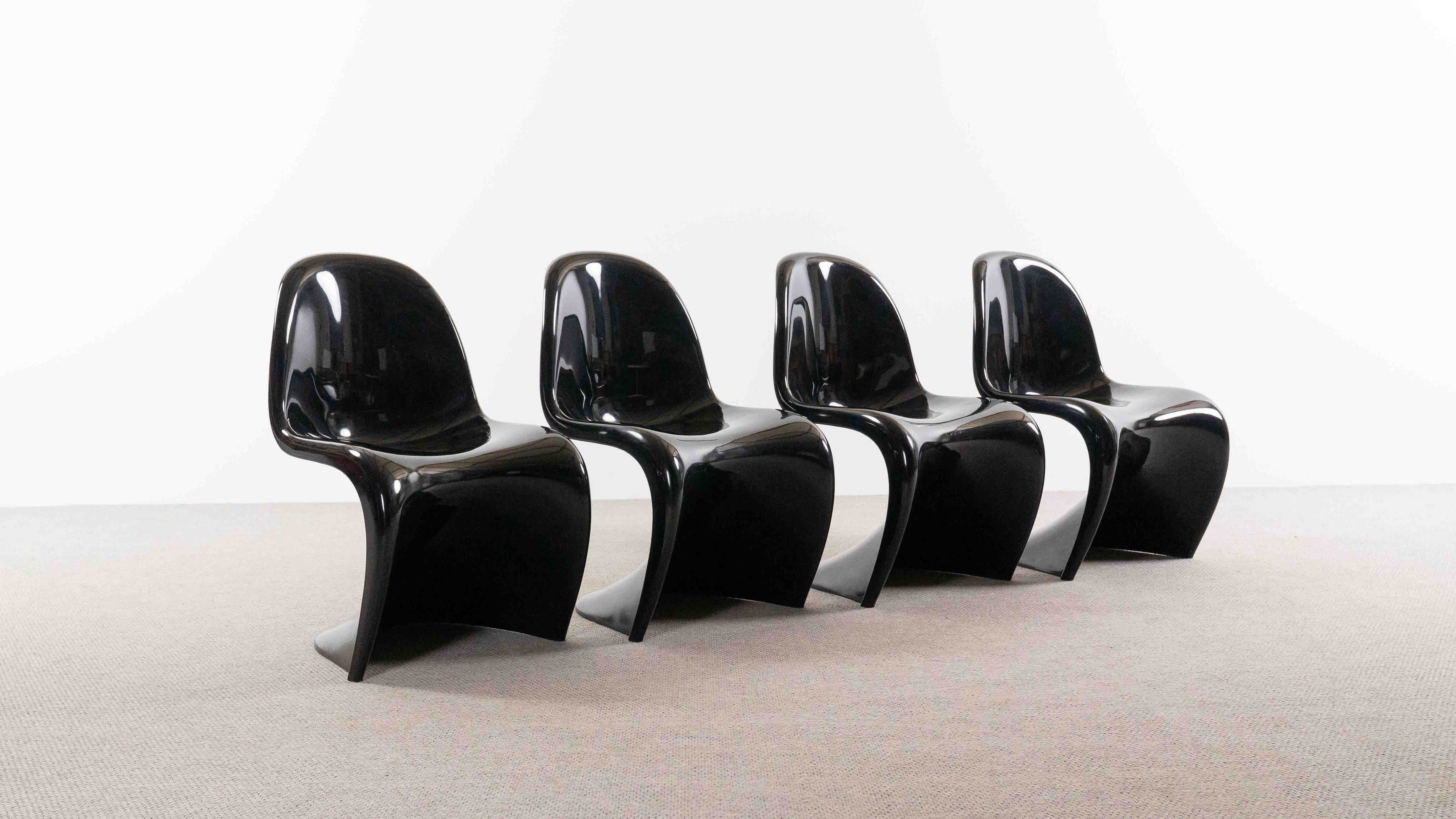 Set_of_4_Verner_Panton_Chairs_for_Herman_Miller,_1971