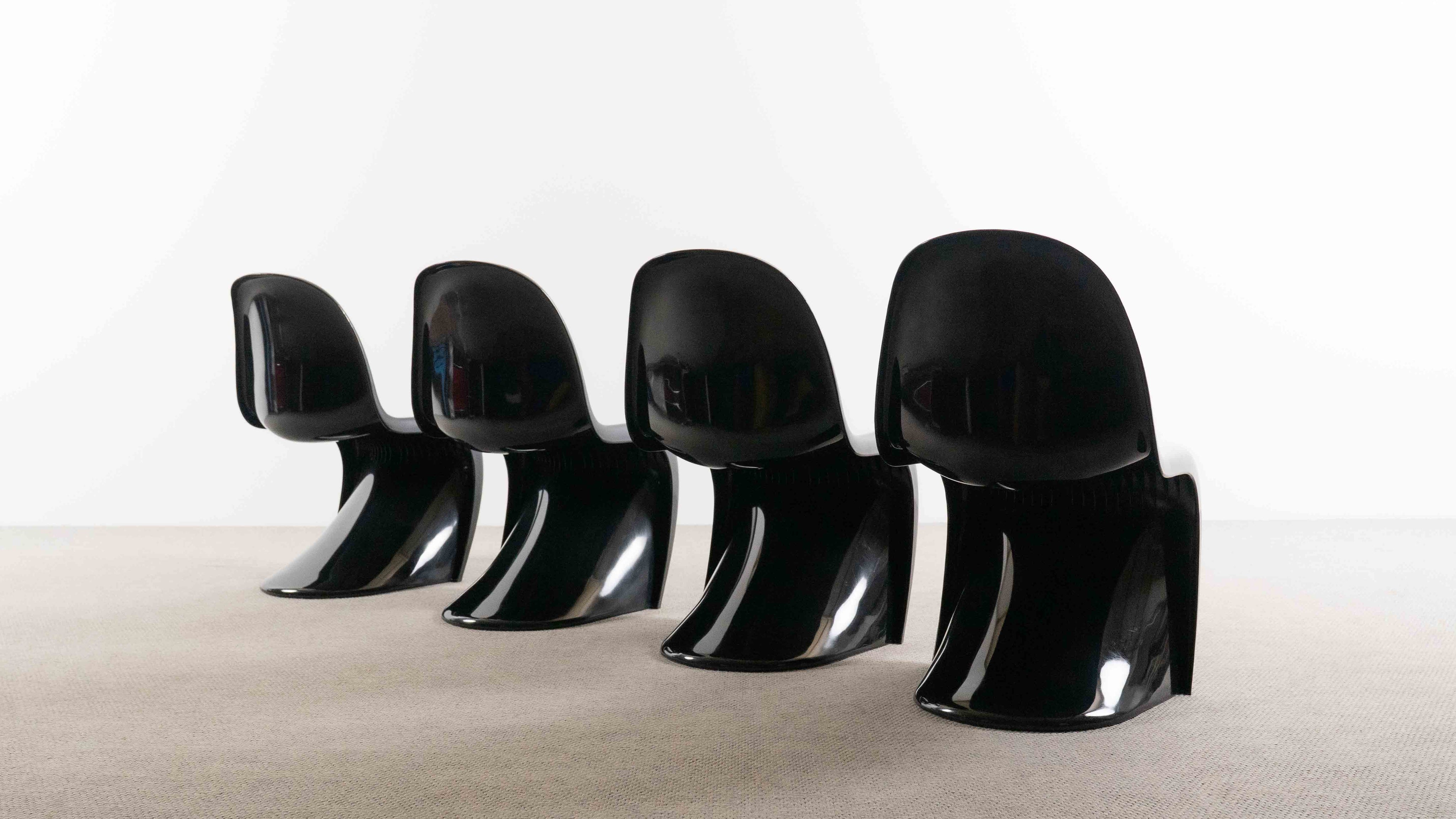 Set_of_4_Verner_Panton_Chairs_for_Herman_Miller,_1971