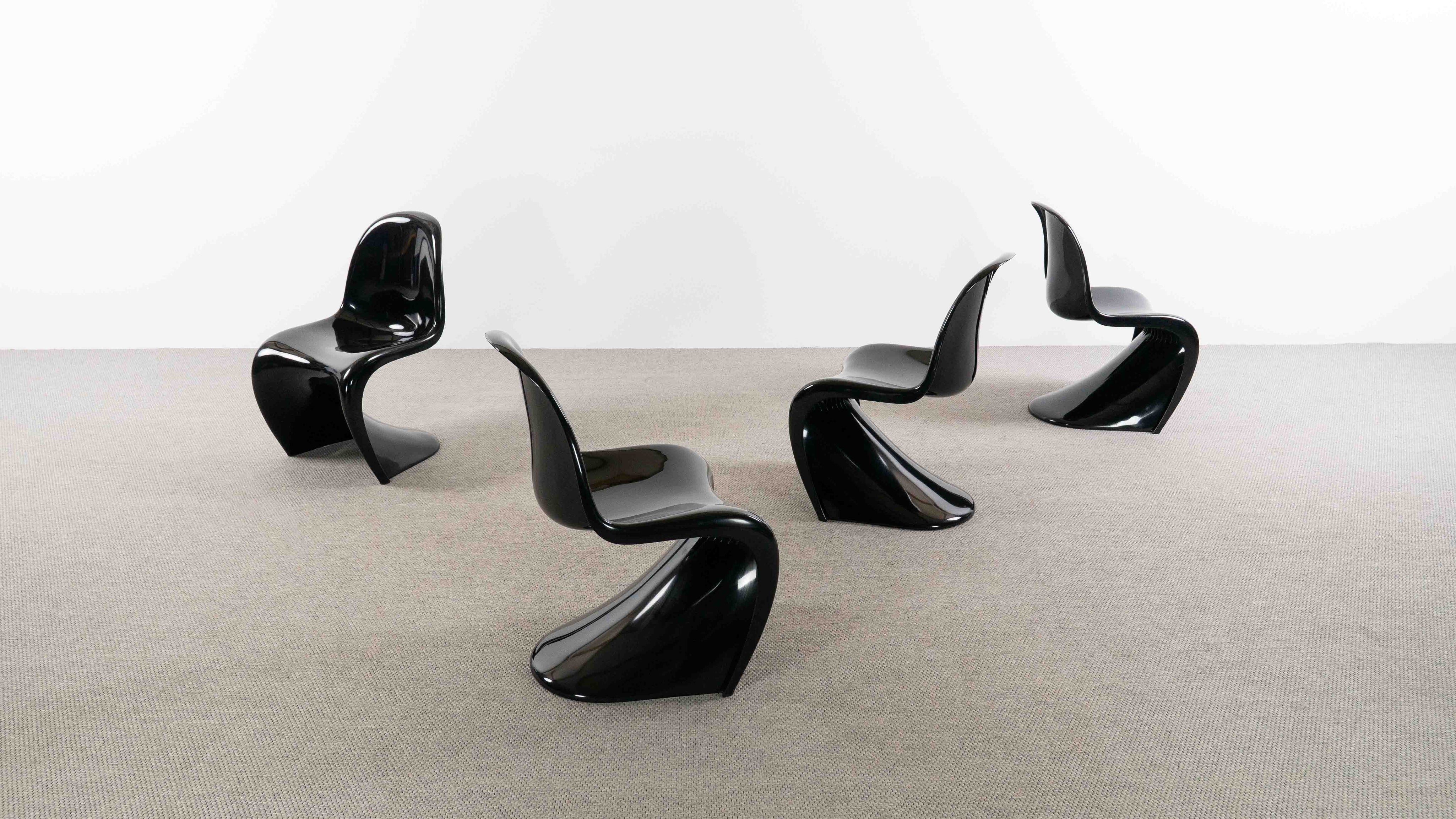 Set_of_4_Verner_Panton_Chairs_for_Herman_Miller,_1971