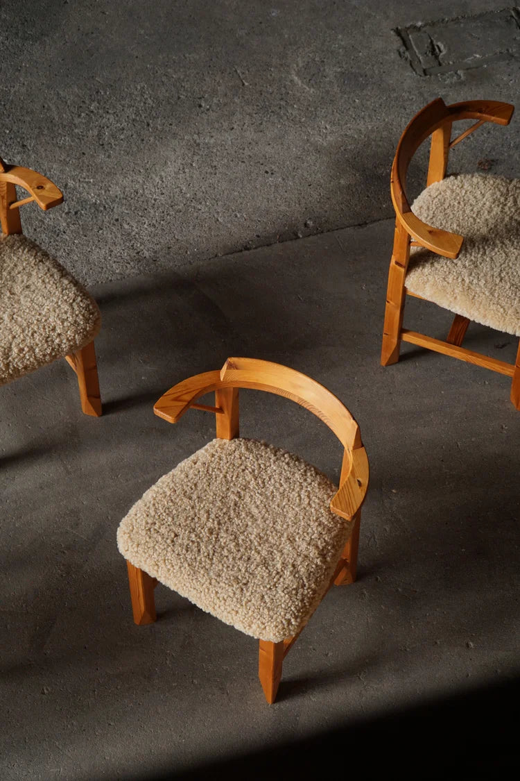 Set_of_4_Pine_Dining_Chairs_with_Armrests_and_Lambswool_Upholstery