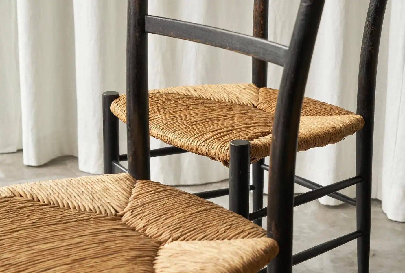 Set_of_4_Spinetto_Dining_Chairs_in_Ebonised_Straw_by_Chiavarine_Fratelli,_1950s