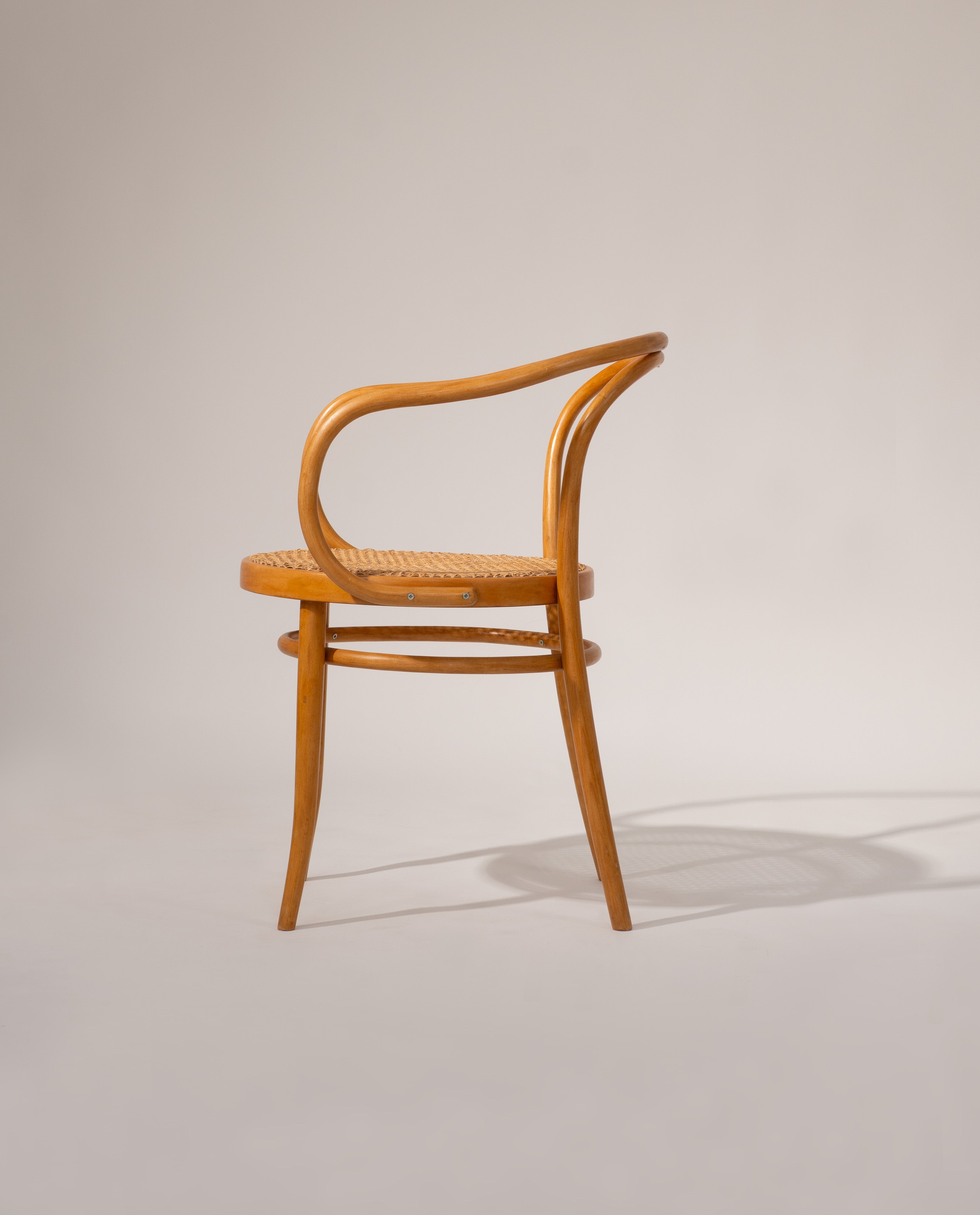 Set_of_4_Thonet_chairs_Model_209_by_Ligna_from_1960