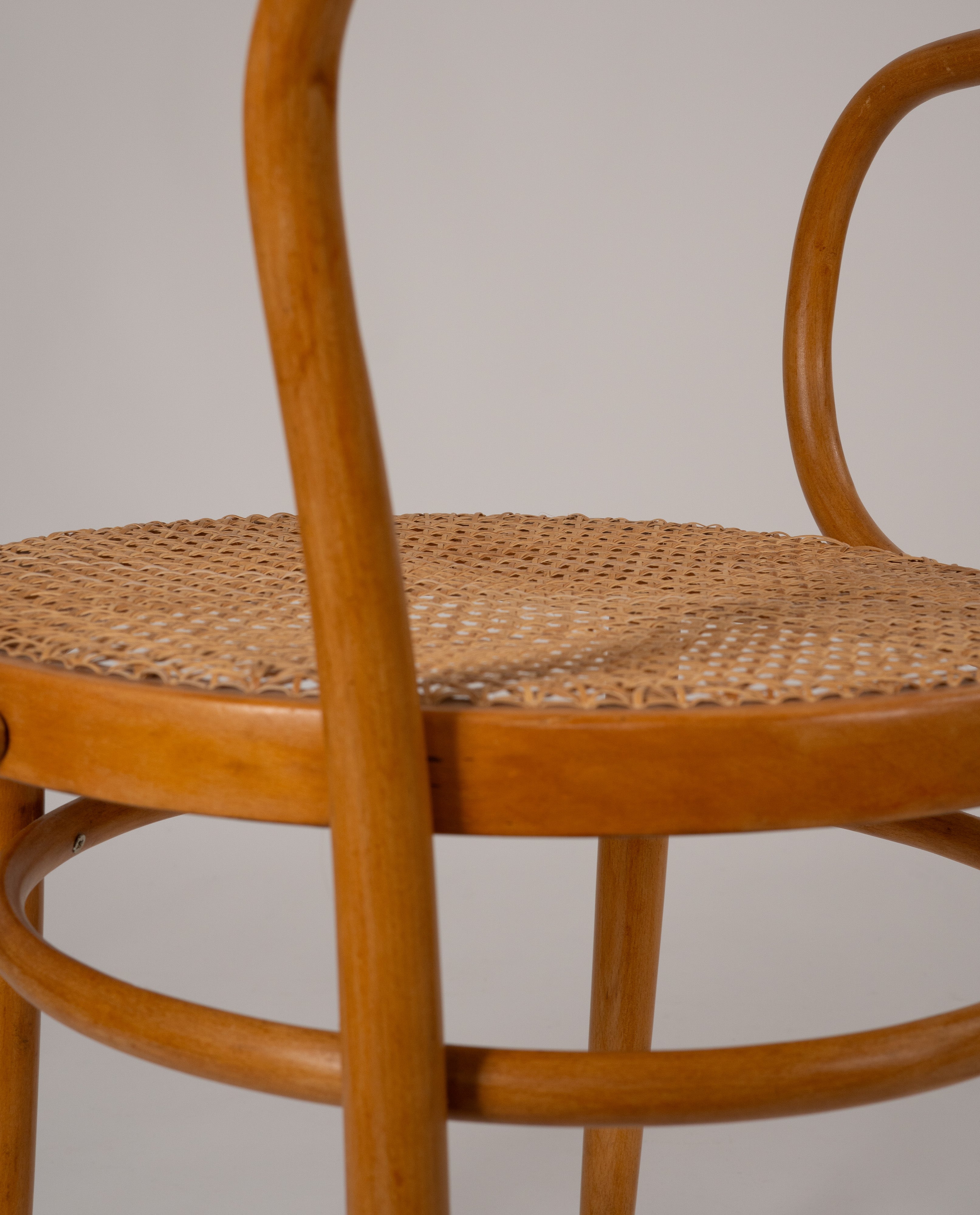 Set_of_4_Thonet_chairs_Model_209_by_Ligna_from_1960