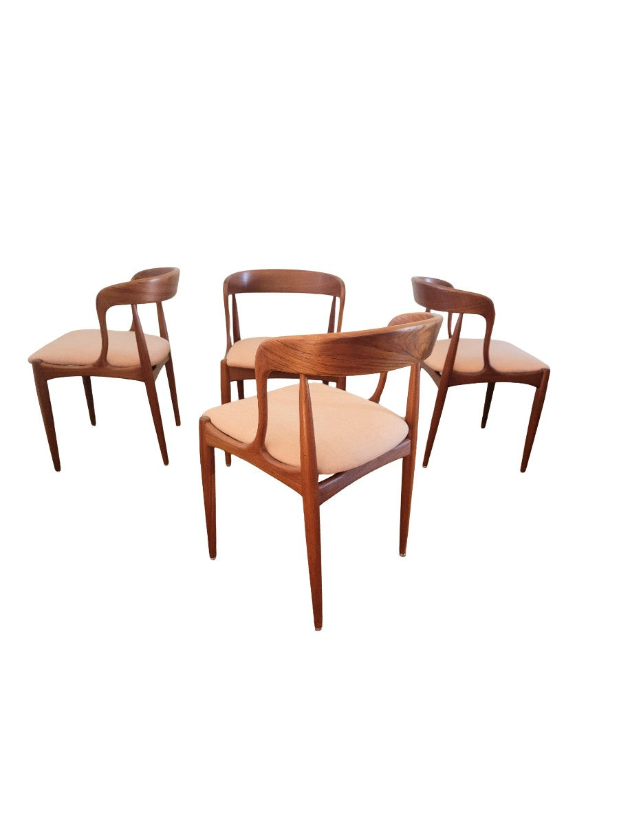 Set_of_4_vintage_dining_chairs_by_Johannes_Andersen_for_Uldum