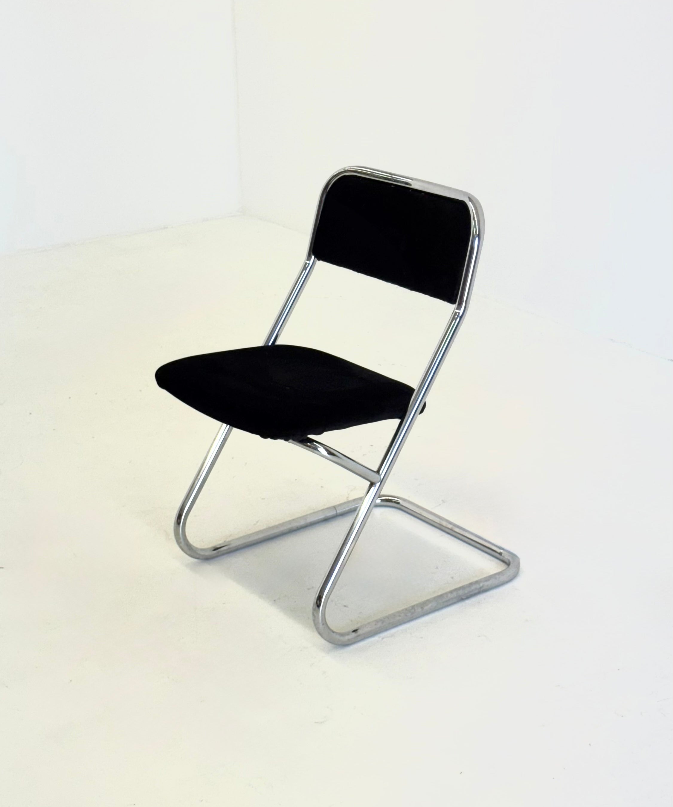 Set_of_4_vintage_tubular_frame_dining_chairs_in_black_velvet