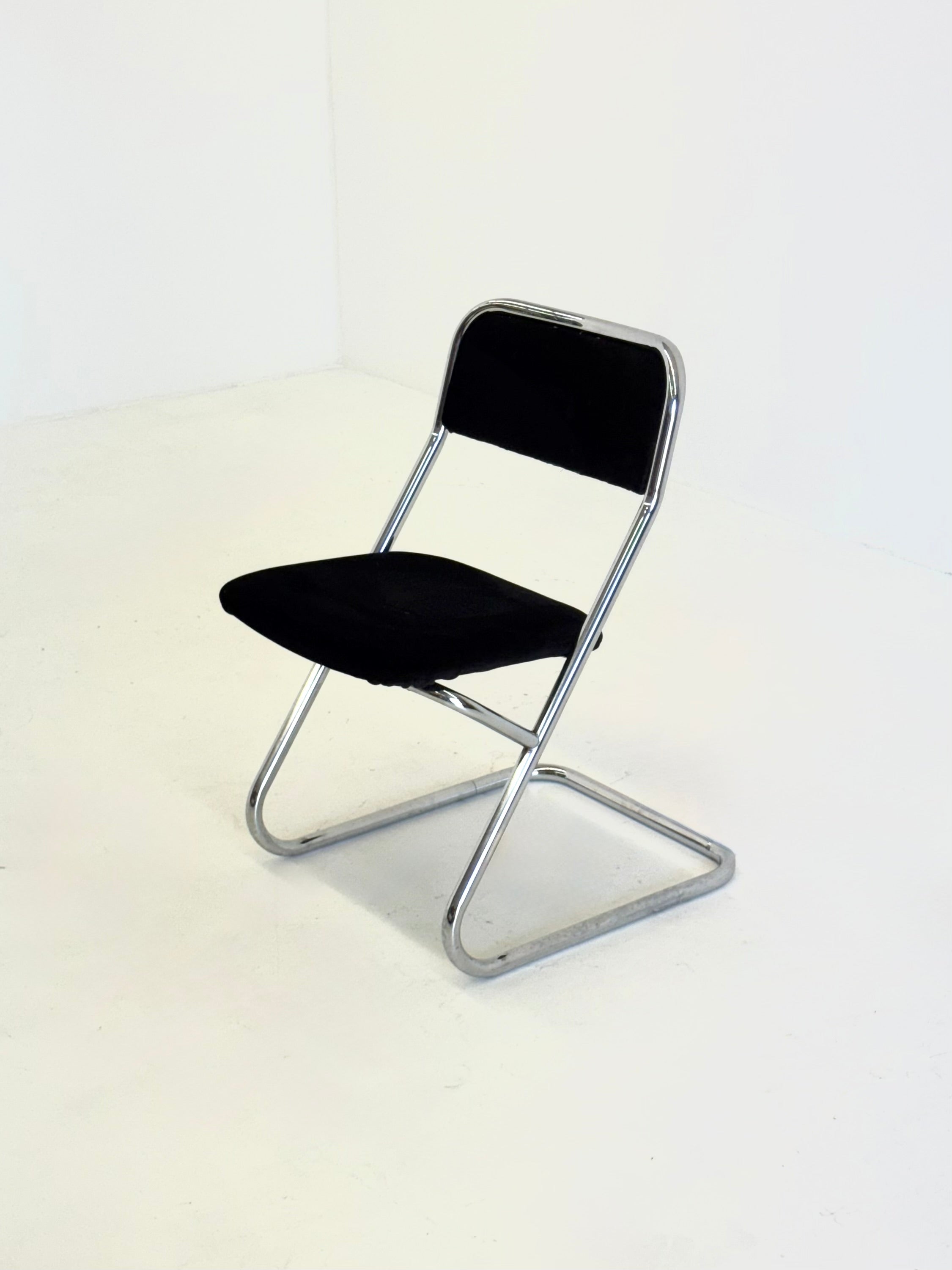 Set_of_4_vintage_tubular_frame_dining_chairs_in_black_velvet