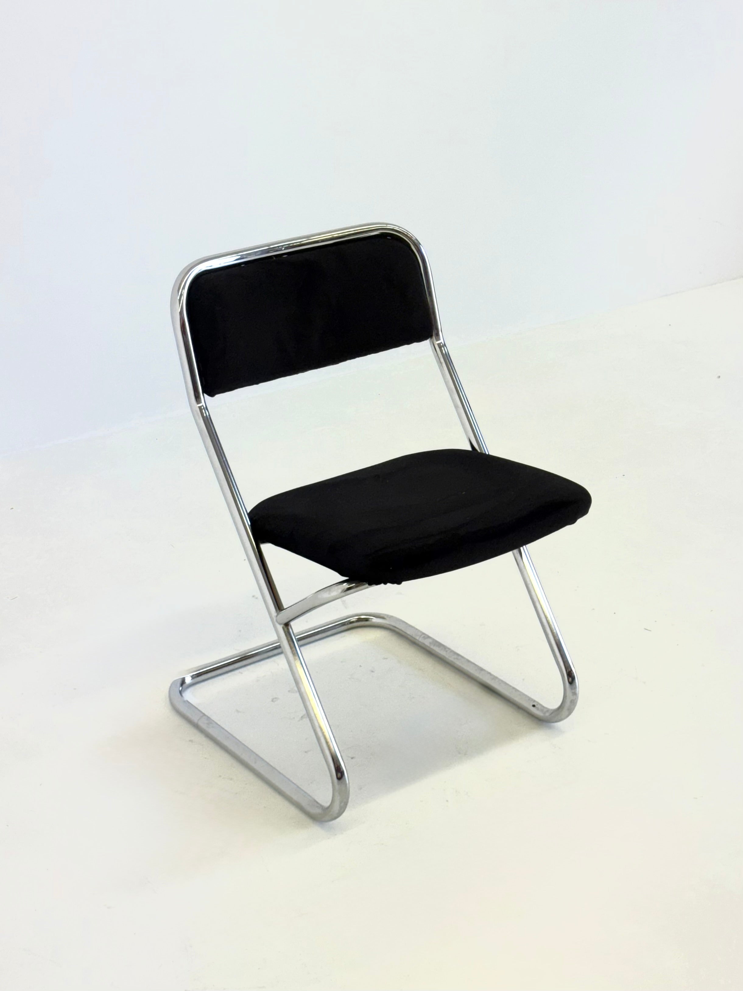 Set_of_4_vintage_tubular_frame_dining_chairs_in_black_velvet