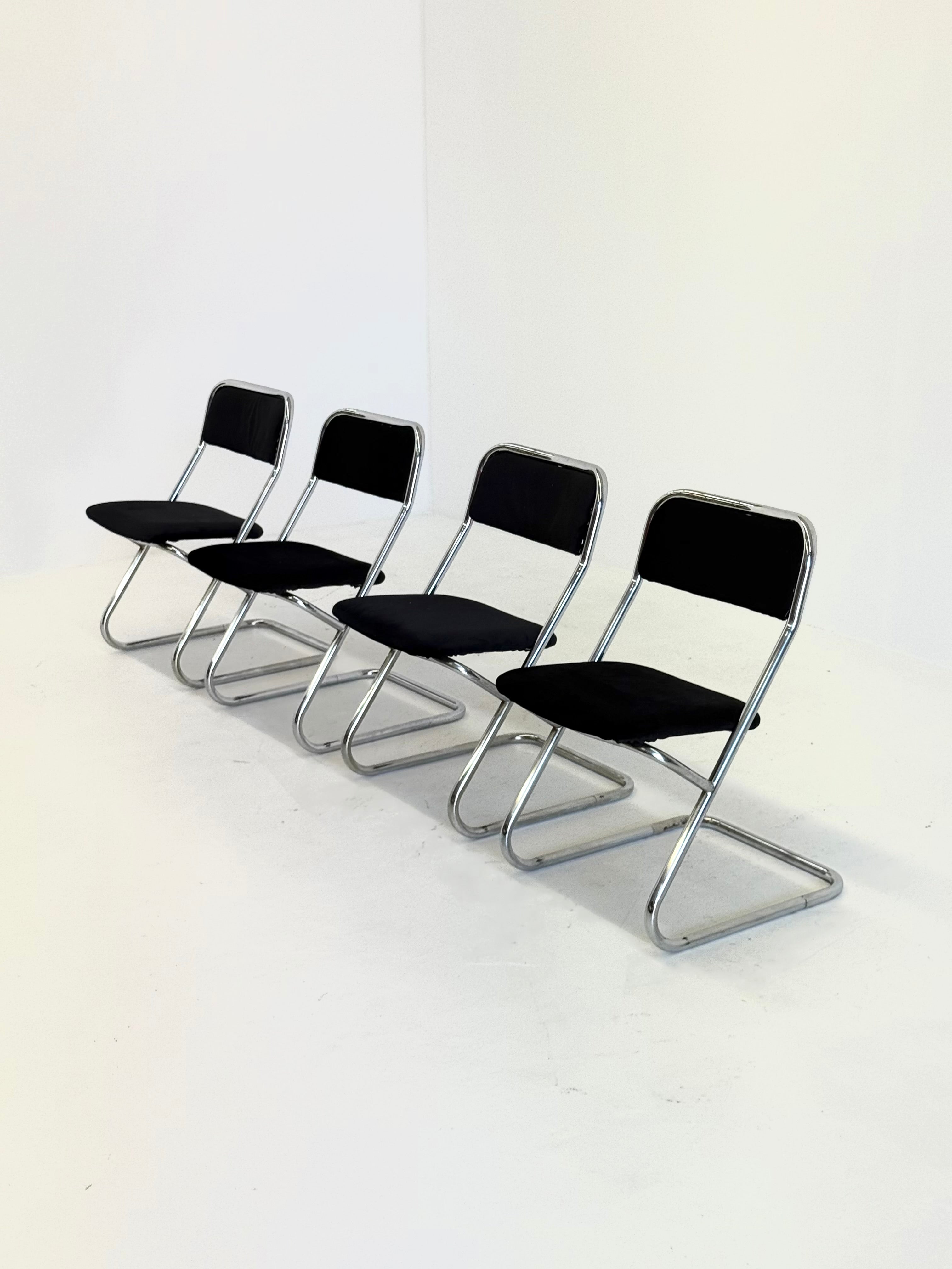 Set_of_4_vintage_tubular_frame_dining_chairs_in_black_velvet