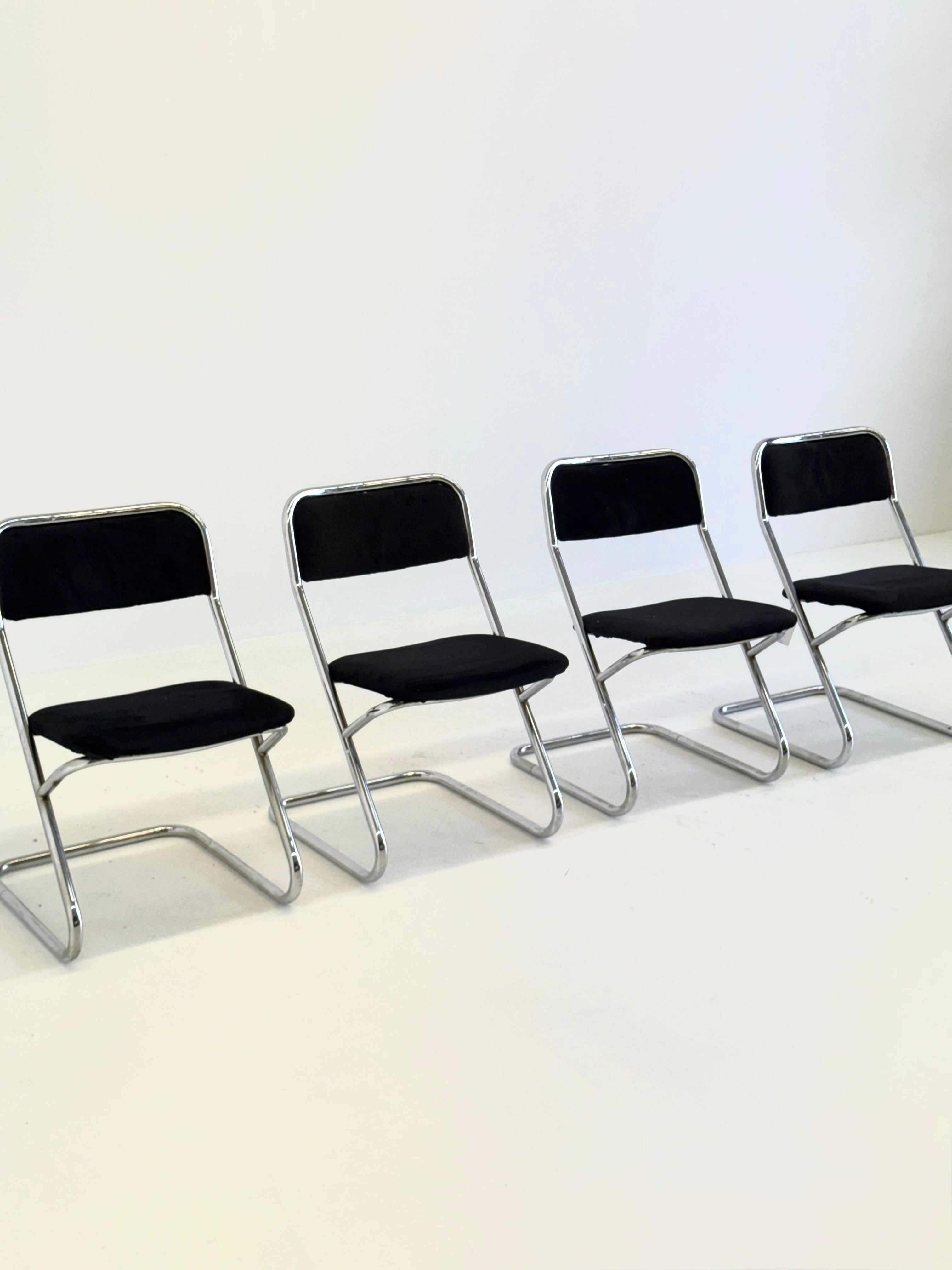 Set_of_4_vintage_tubular_frame_dining_chairs_in_black_velvet