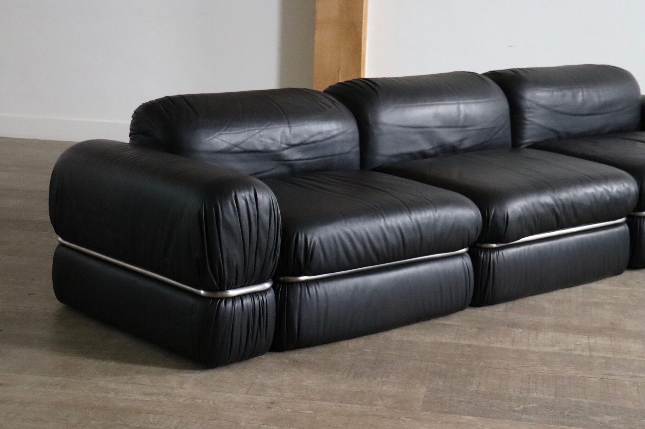 Set_of_5_Rodolfo_Bonetto_Modular_Sofa_for_Tecnosalotto_in_Black_Leather,_1960s,_Italy