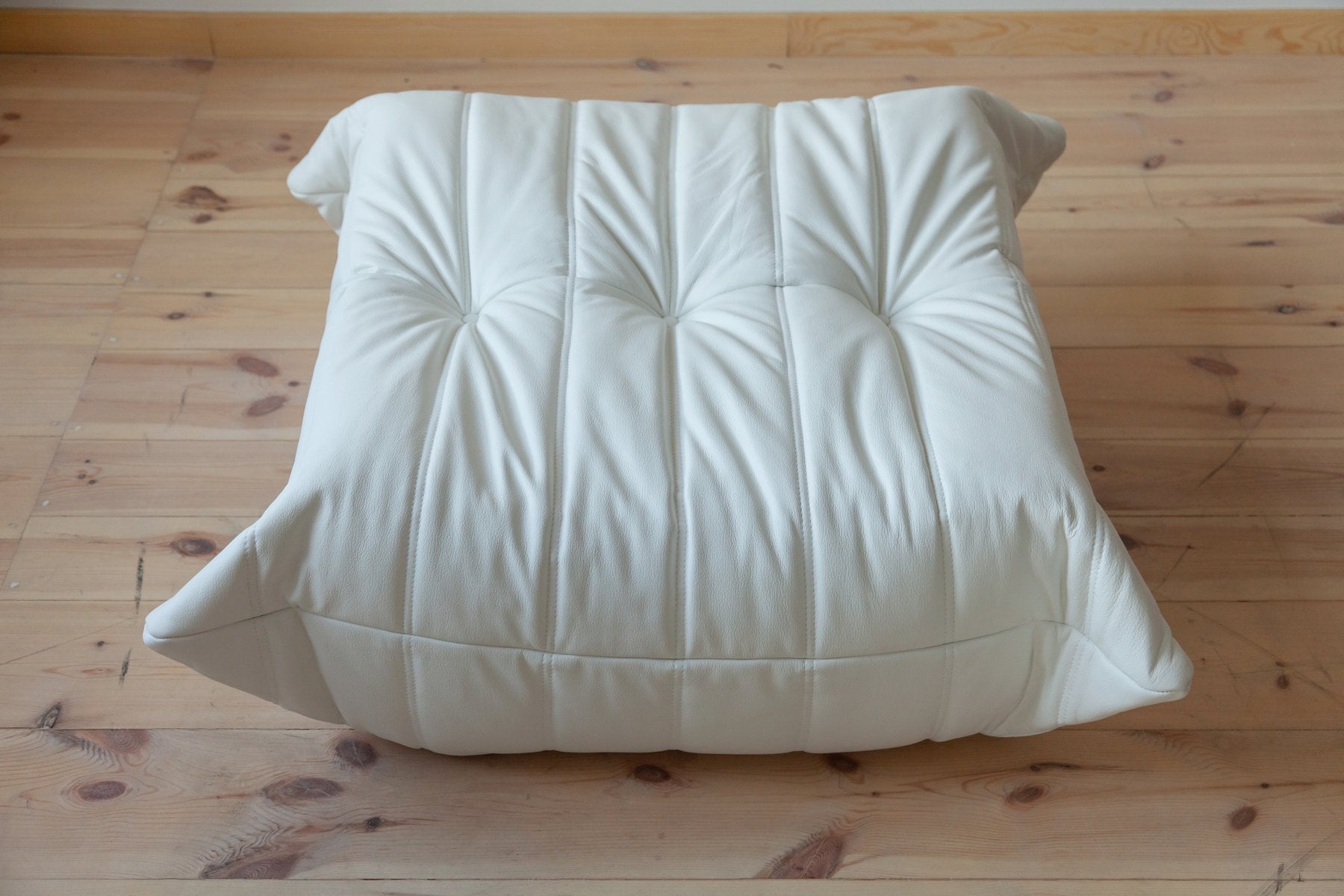 Set_of_5_Togo_Living_Room_Sofas_in_White_Leather_by_Michel_Ducaroy_for_Ligne_Roset,_1981