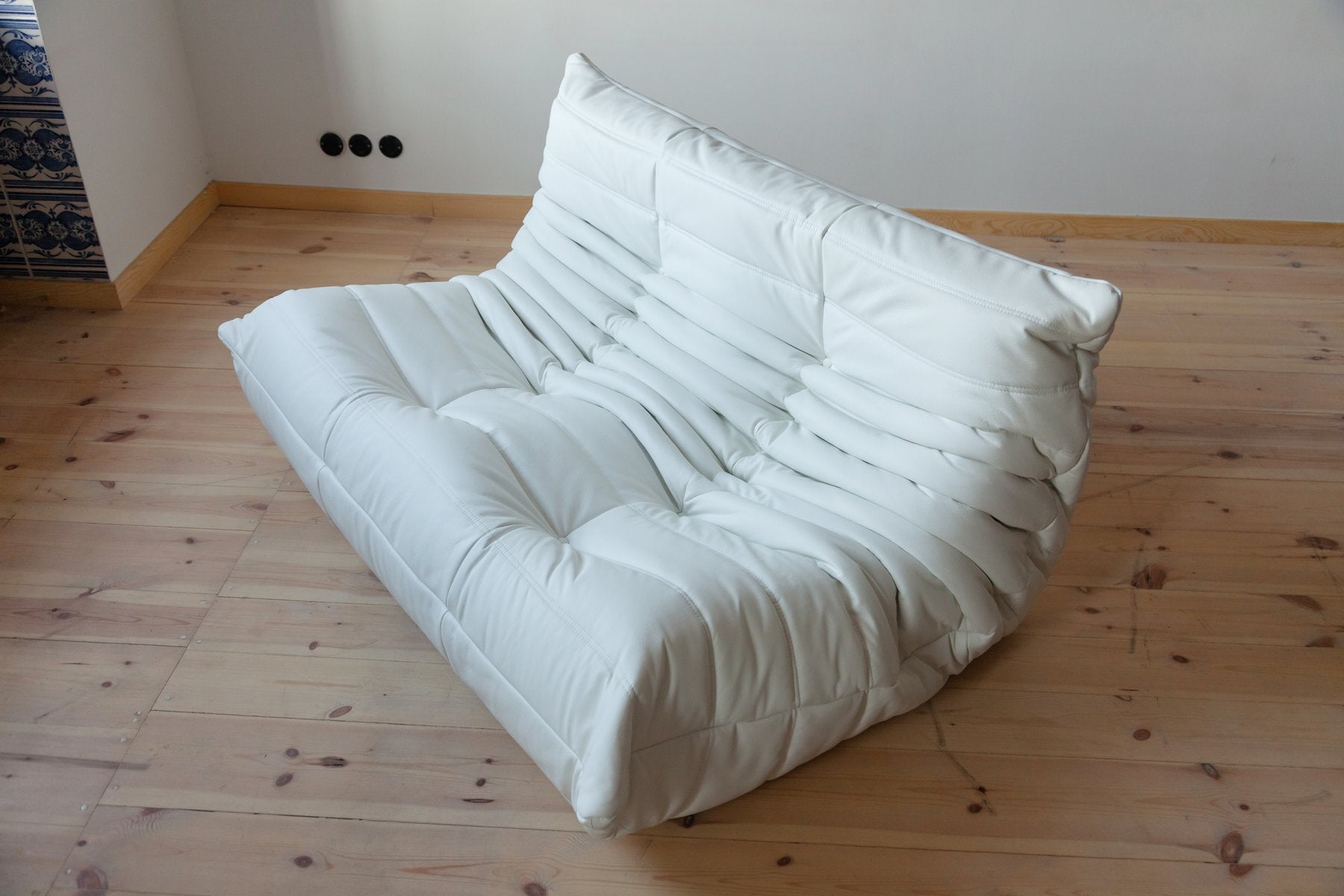 Set_of_5_Togo_Living_Room_Sofas_in_White_Leather_by_Michel_Ducaroy_for_Ligne_Roset,_1981