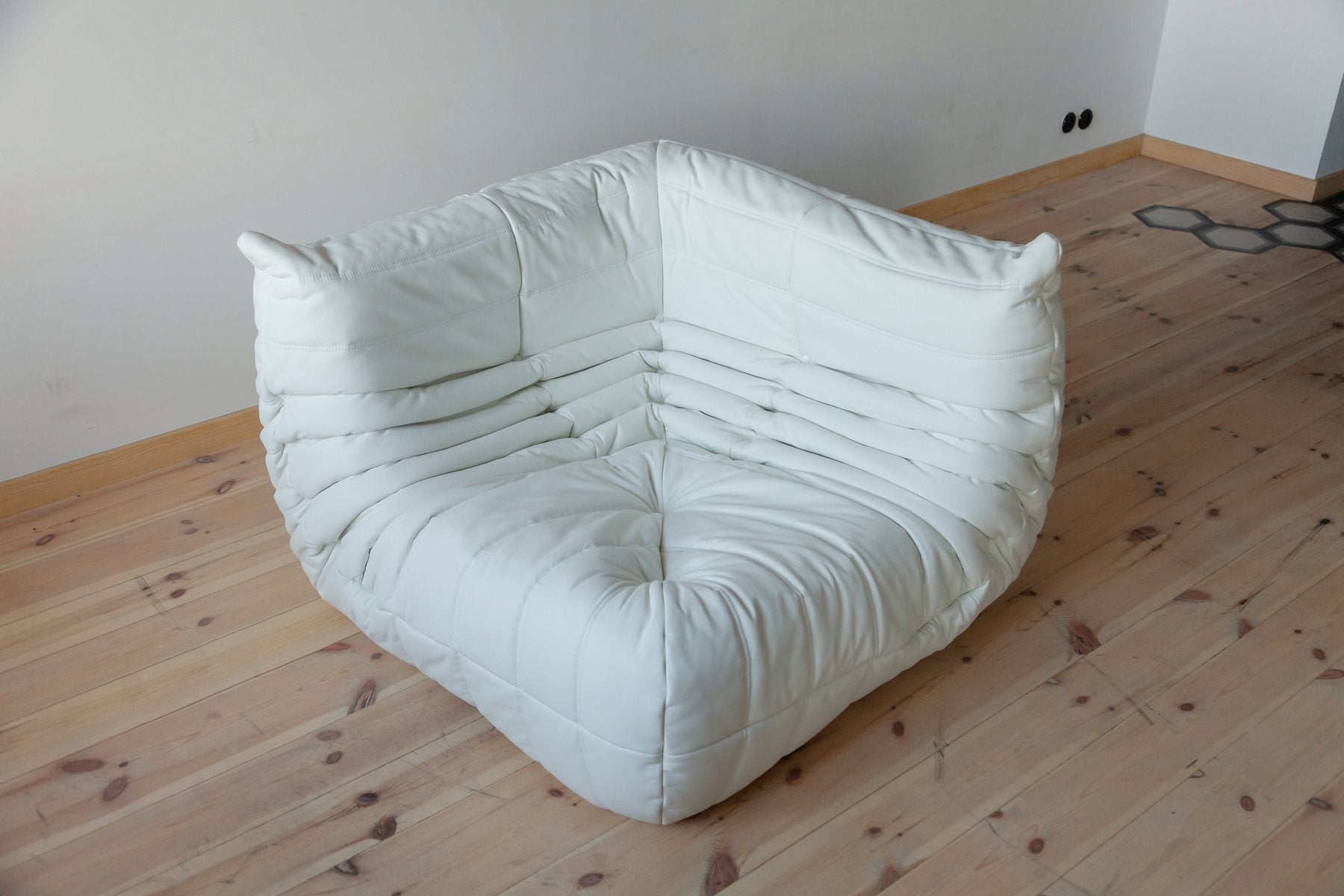 Set_of_5_Togo_Living_Room_Sofas_in_White_Leather_by_Michel_Ducaroy_for_Ligne_Roset,_1981