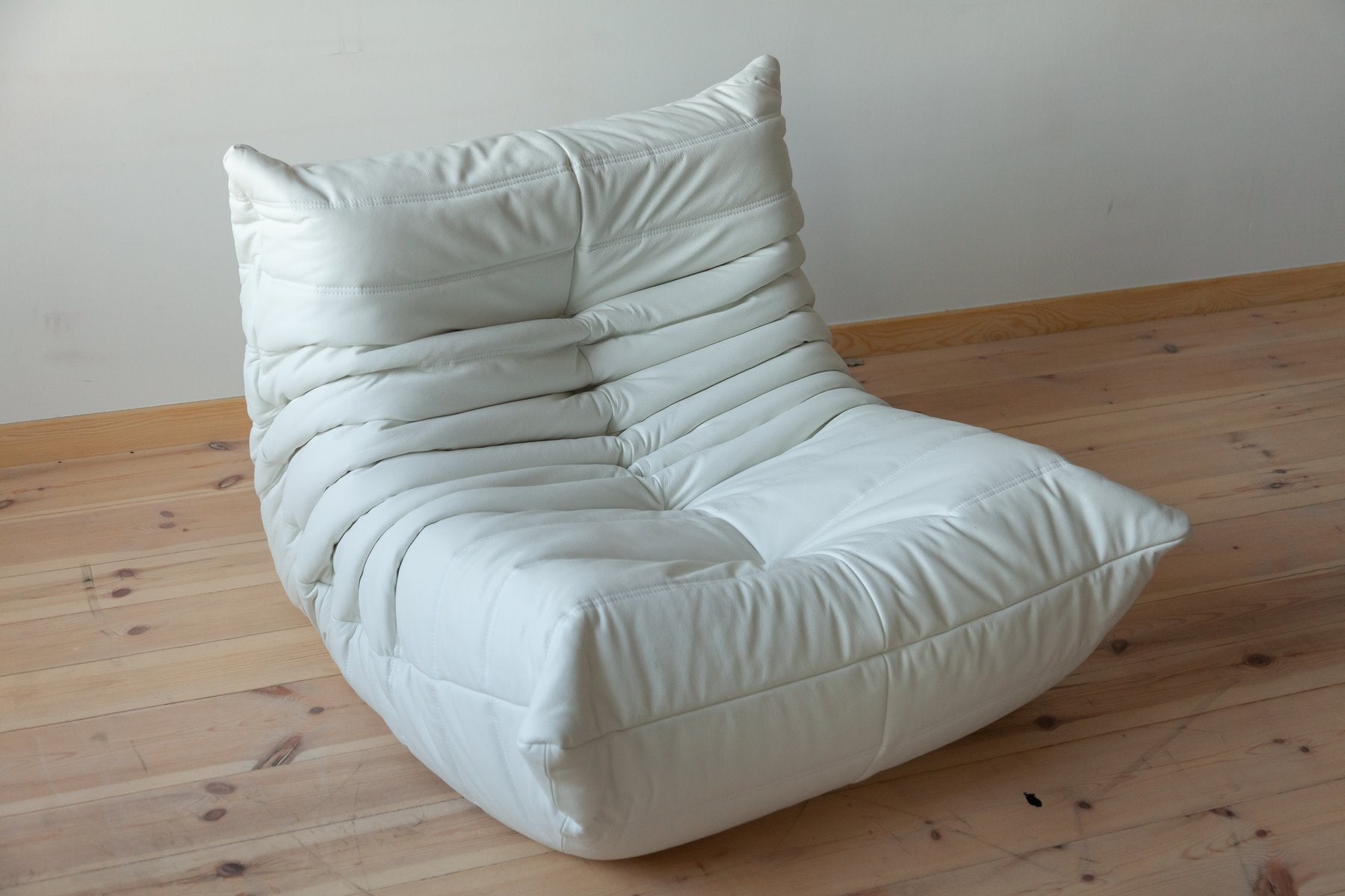 Set_of_5_Togo_Living_Room_Sofas_in_White_Leather_by_Michel_Ducaroy_for_Ligne_Roset,_1981
