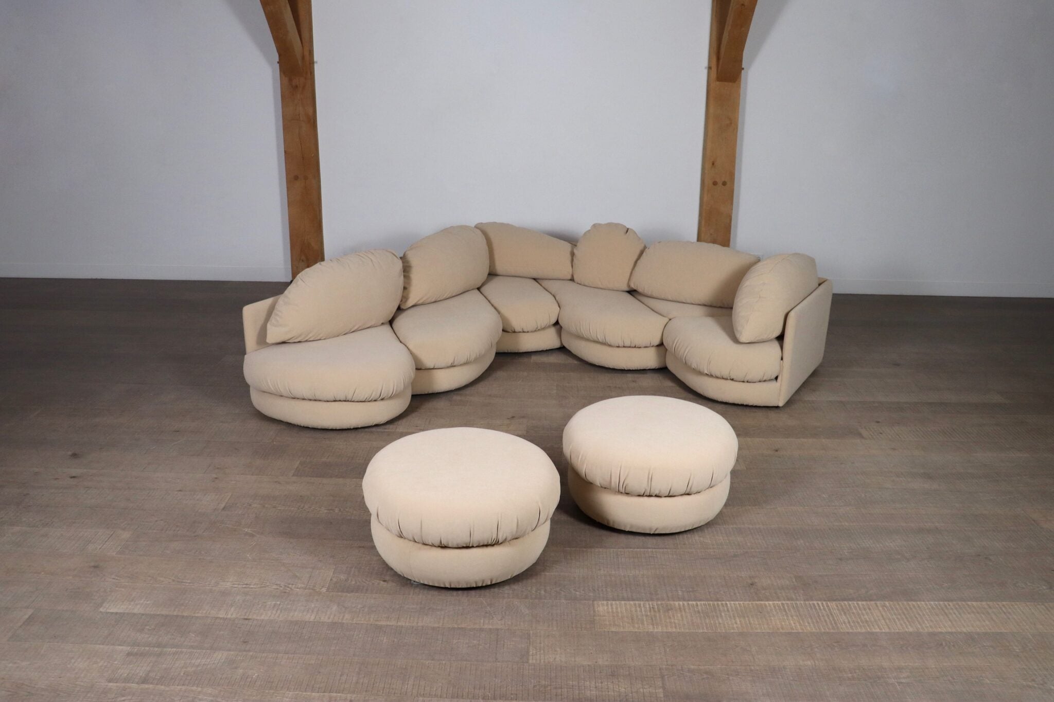Set_of_5_units_of_Sculptural_sofa_and_2_ottomans_in_beige_by_Wiener_Werkstätte,_Austria_1970s