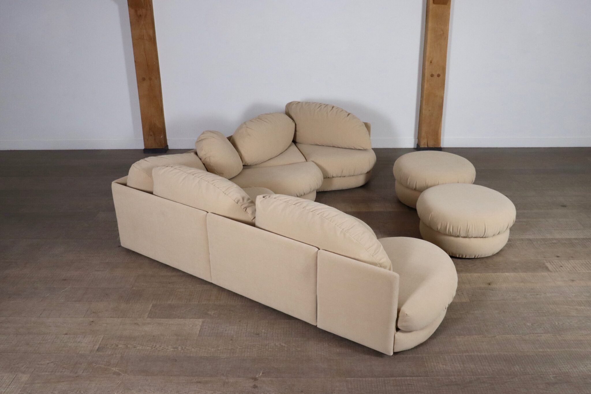 Set_of_5_units_of_Sculptural_sofa_and_2_ottomans_in_beige_by_Wiener_Werkstätte,_Austria_1970s