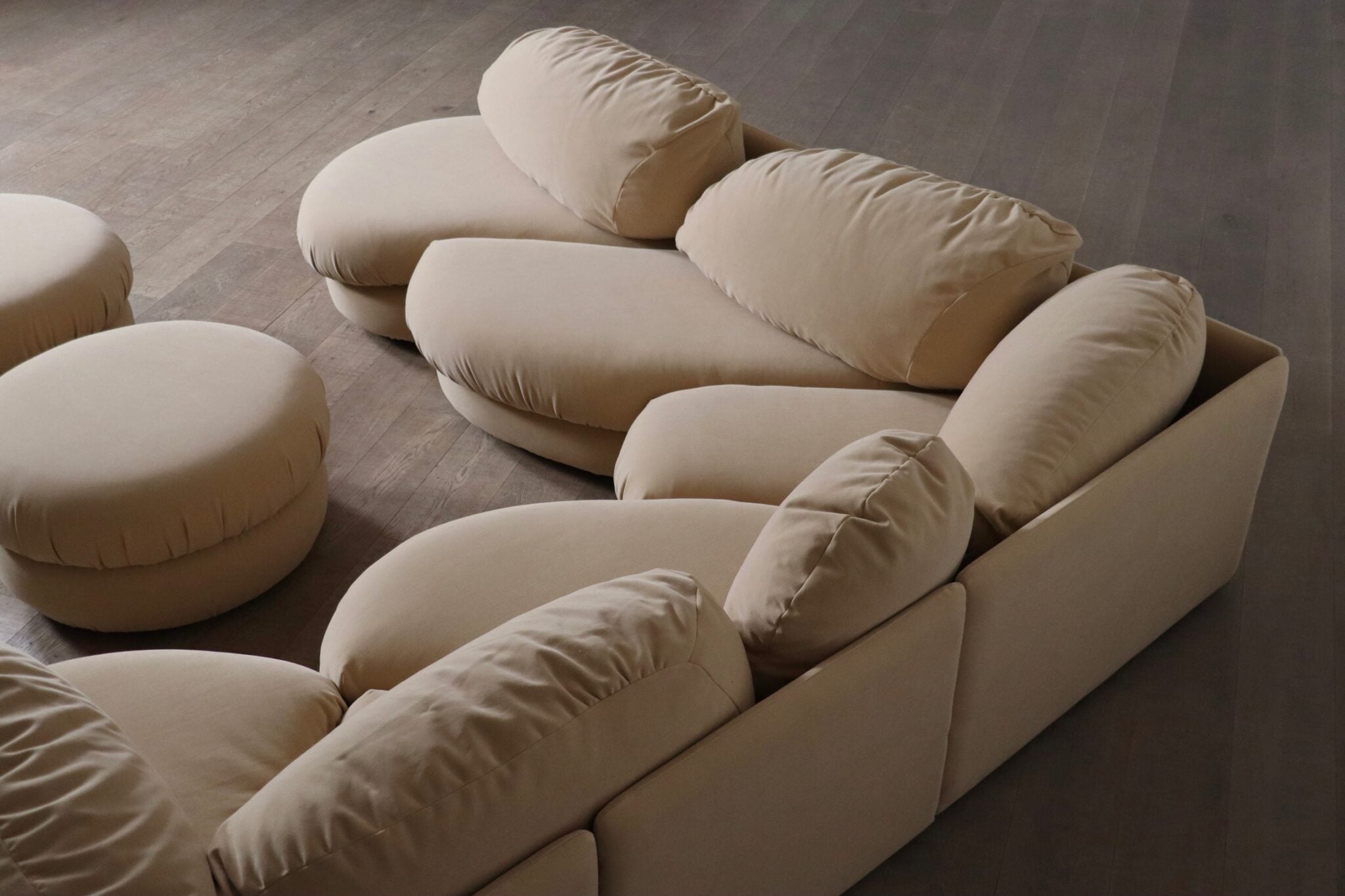 Set_of_5_units_of_Sculptural_sofa_and_2_ottomans_in_beige_by_Wiener_Werkstätte,_Austria_1970s