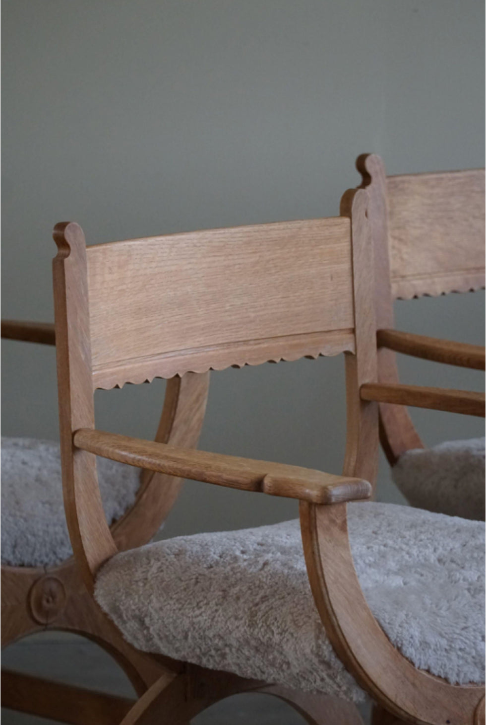 Set_of_6_Armchars_in_Oak_&_Lambswool,_Mid_Century_Modern,_Henning_Kjærnulf,_1960s