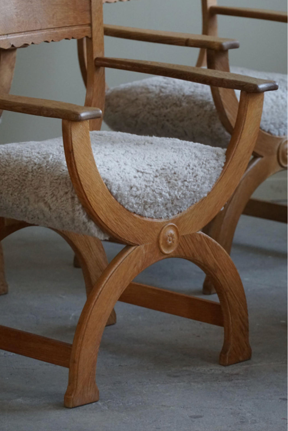 Set_of_6_Armchars_in_Oak_&_Lambswool,_Mid_Century_Modern,_Henning_Kjærnulf,_1960s