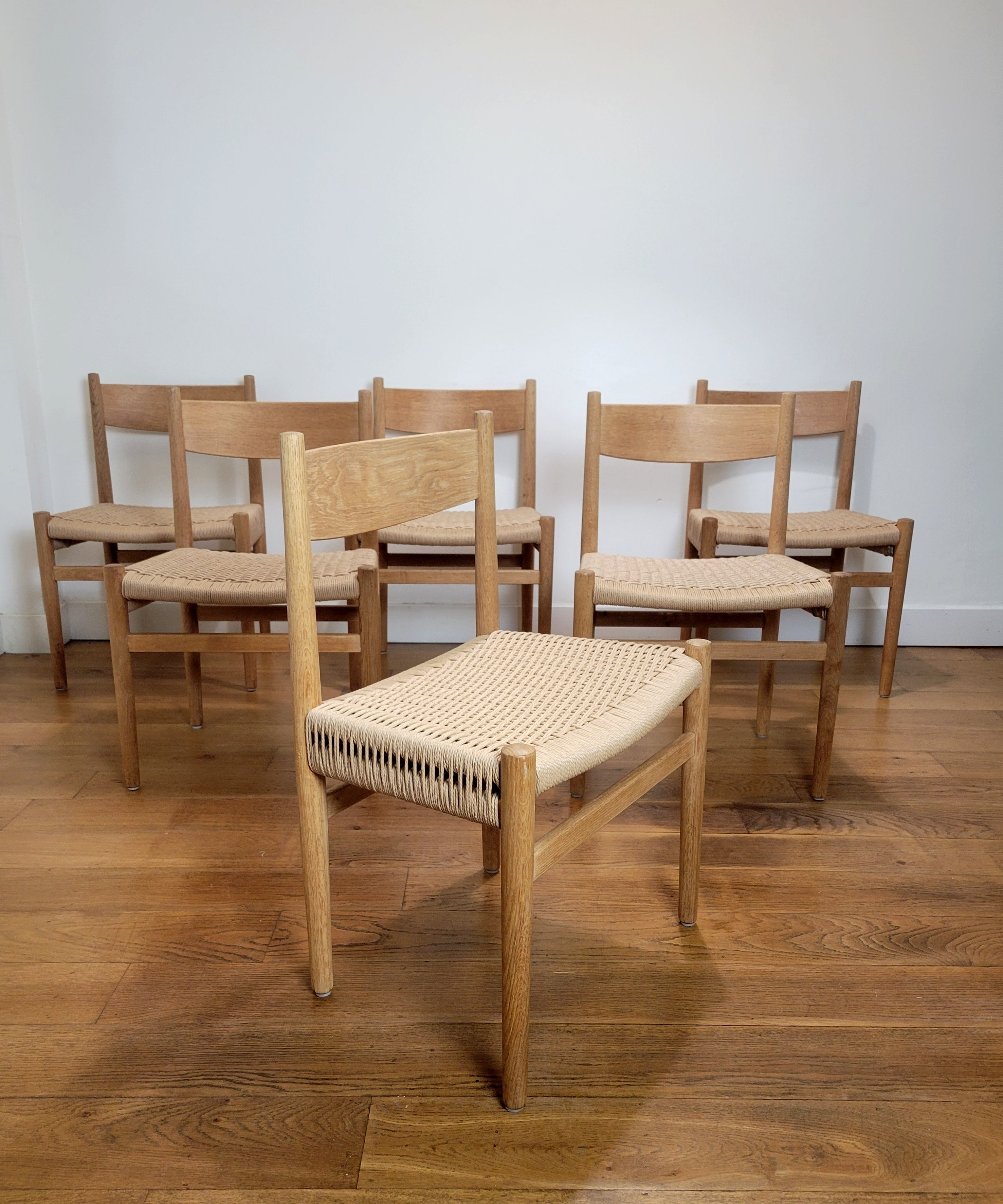 Set_of_6_CH40_chairs_by_Hans_J._wegner_for_Carl_Hansen_&_Søn