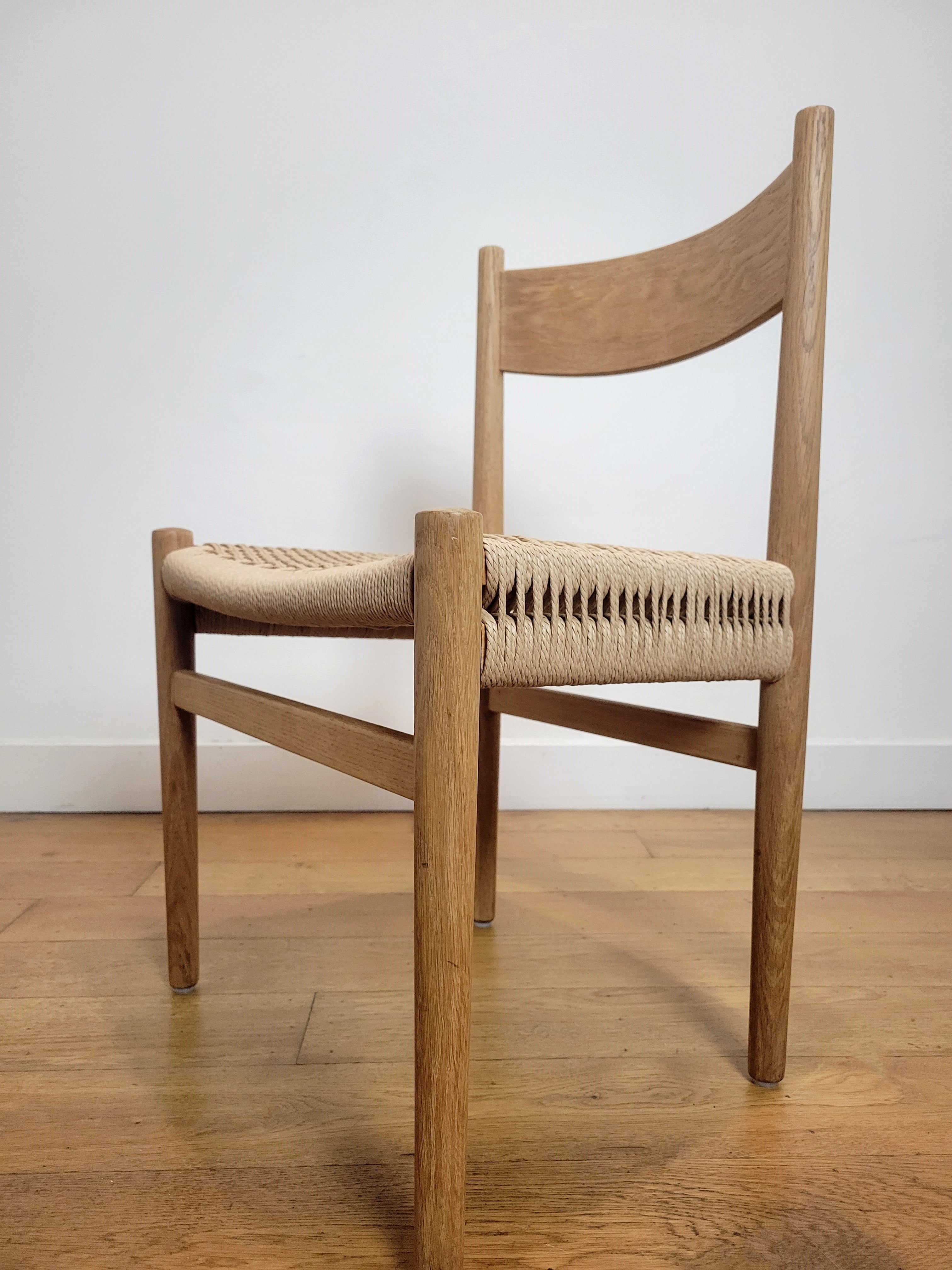 Set_of_6_CH40_chairs_by_Hans_J._wegner_for_Carl_Hansen_&_Søn