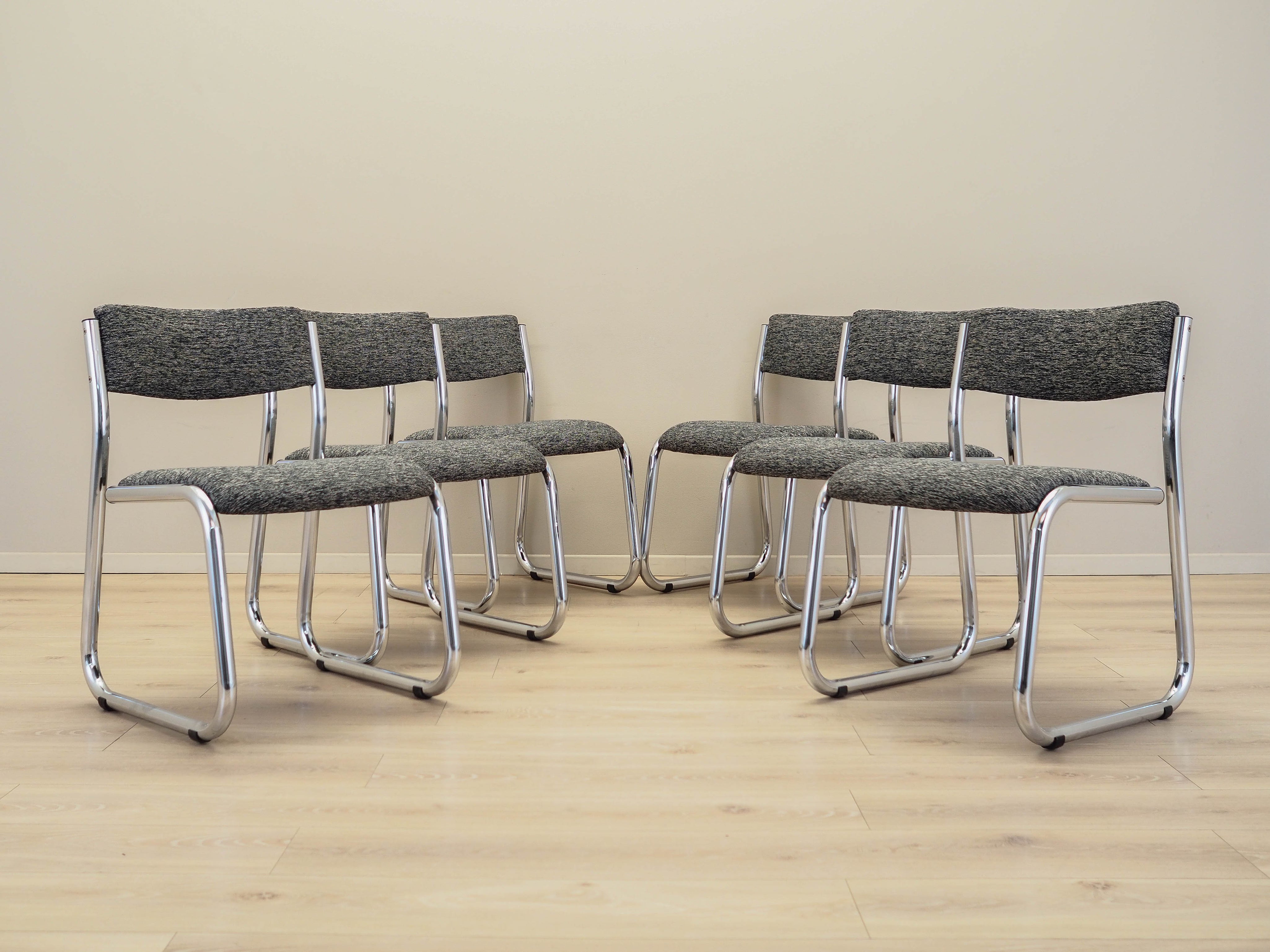 Set_of_6_1980s_Italian_chairs_with_sculptural_lines