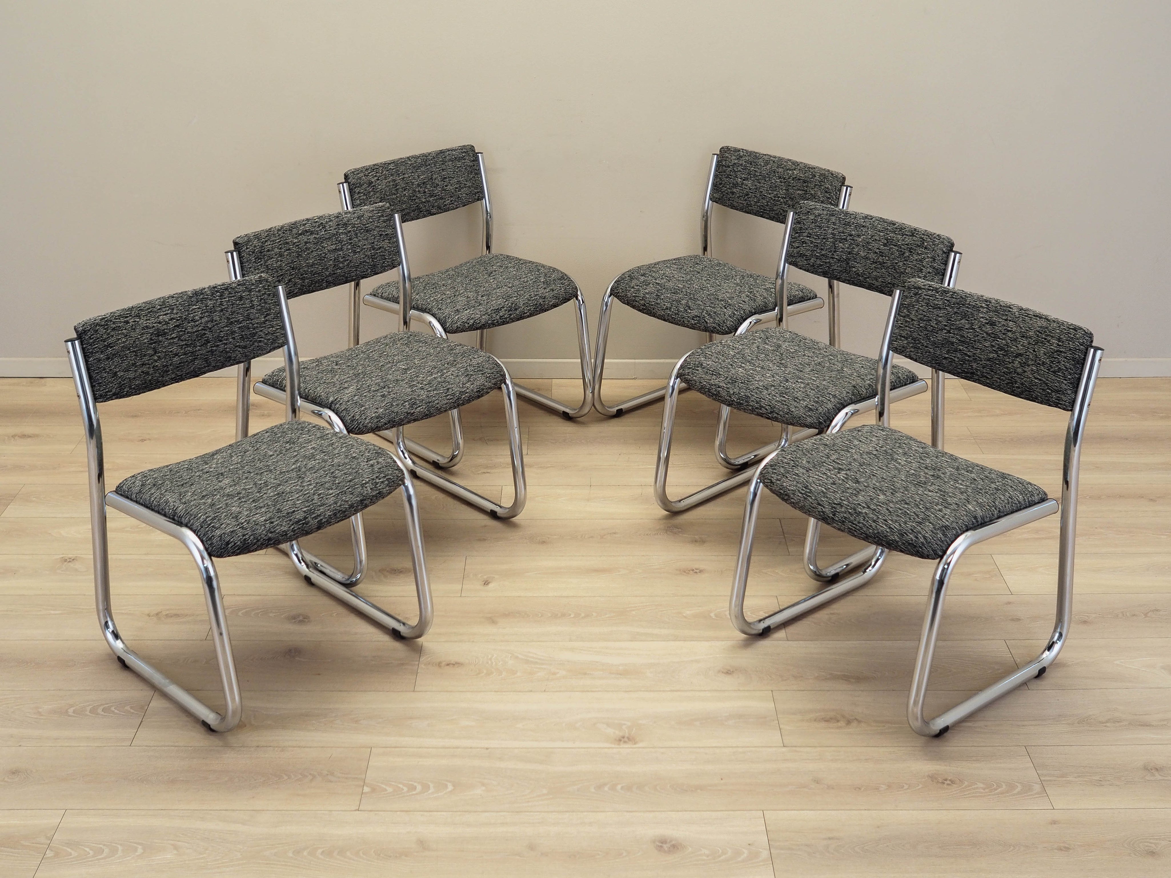 Set_of_6_1980s_Italian_chairs_with_sculptural_lines