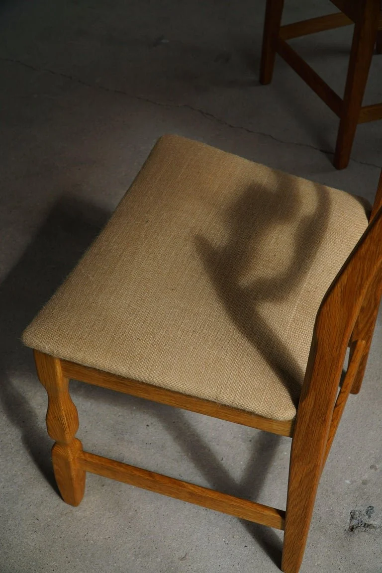 Set_of_6_Chairs,_Oak_&_Hessian_by_Henning_Kjærnulf,_Mid_Century_Modern,_1960s