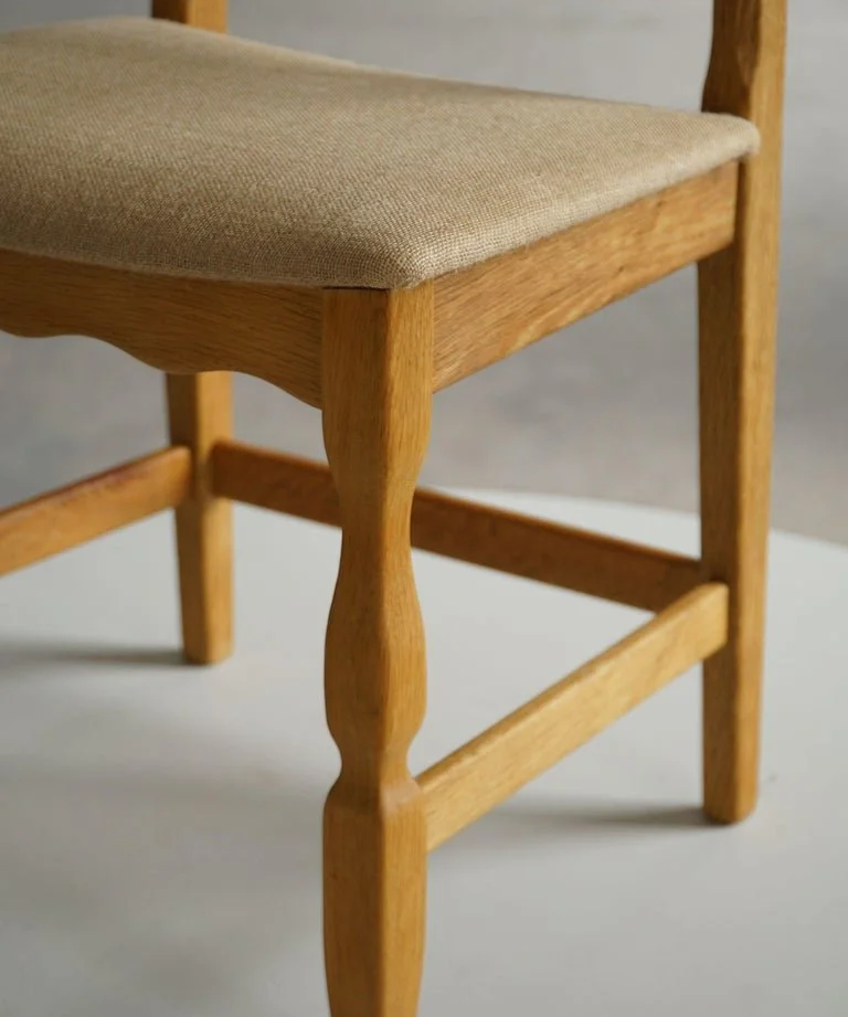Set_of_6_Chairs,_Oak_&_Hessian_by_Henning_Kjærnulf,_Mid_Century_Modern,_1960s