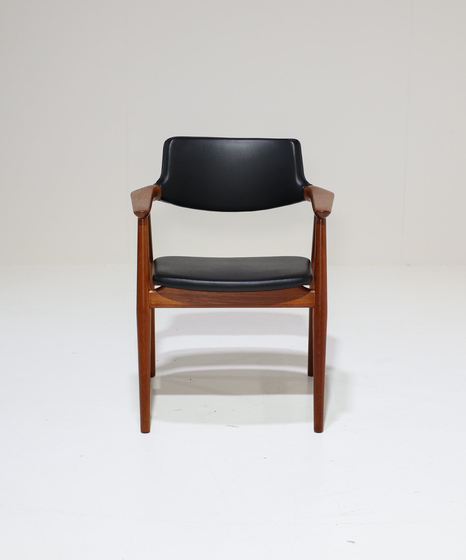 Set_of_6_Model_GM11_Dining_Chairs_by_Svend_Åge_Eriksen_for_Glostrup_Møbelfabrik,_1960s,_Denmark