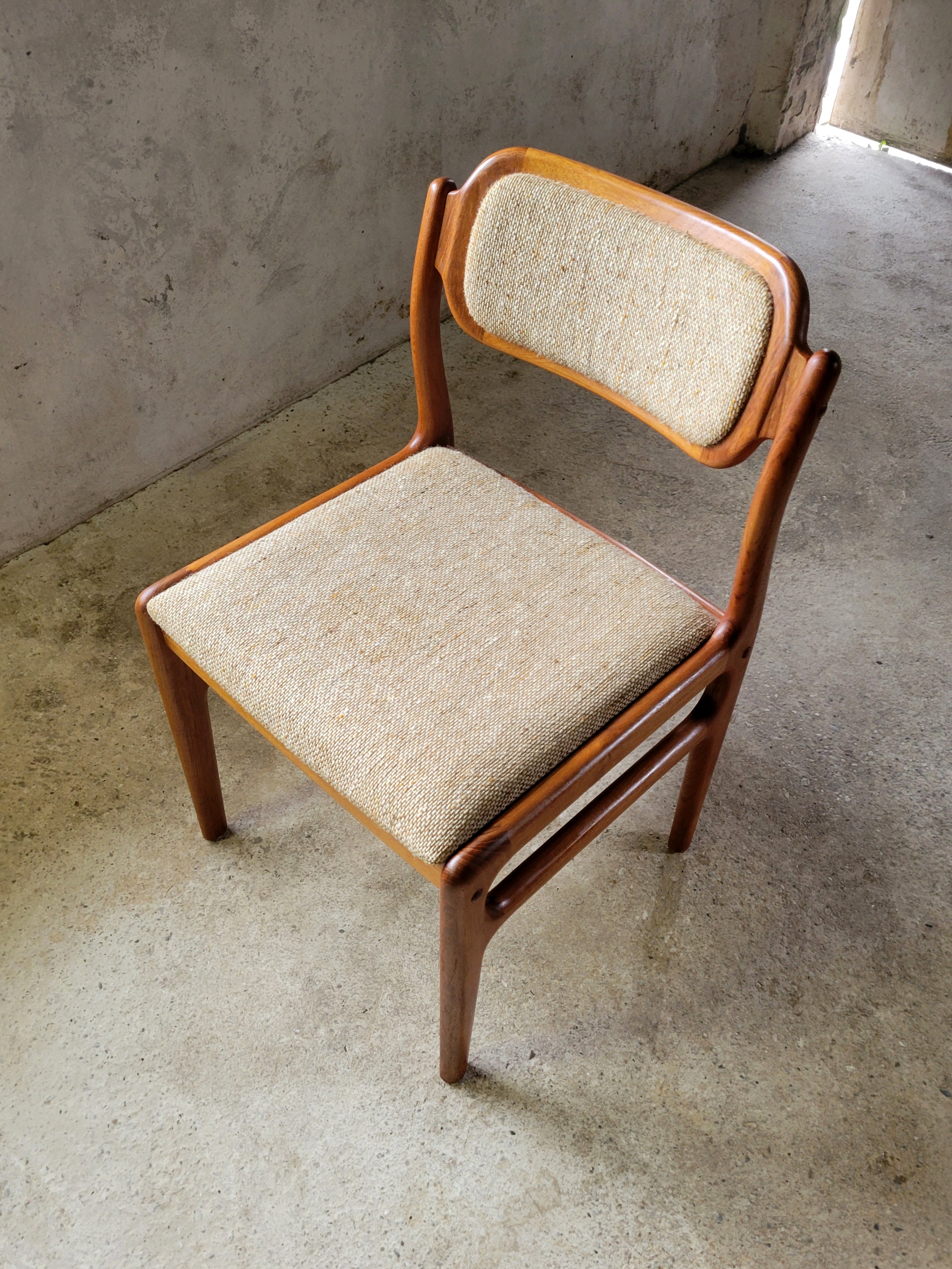 Set_of_6_dining_chairs_by_Johannes_Andersen_for_Uldum_1960's