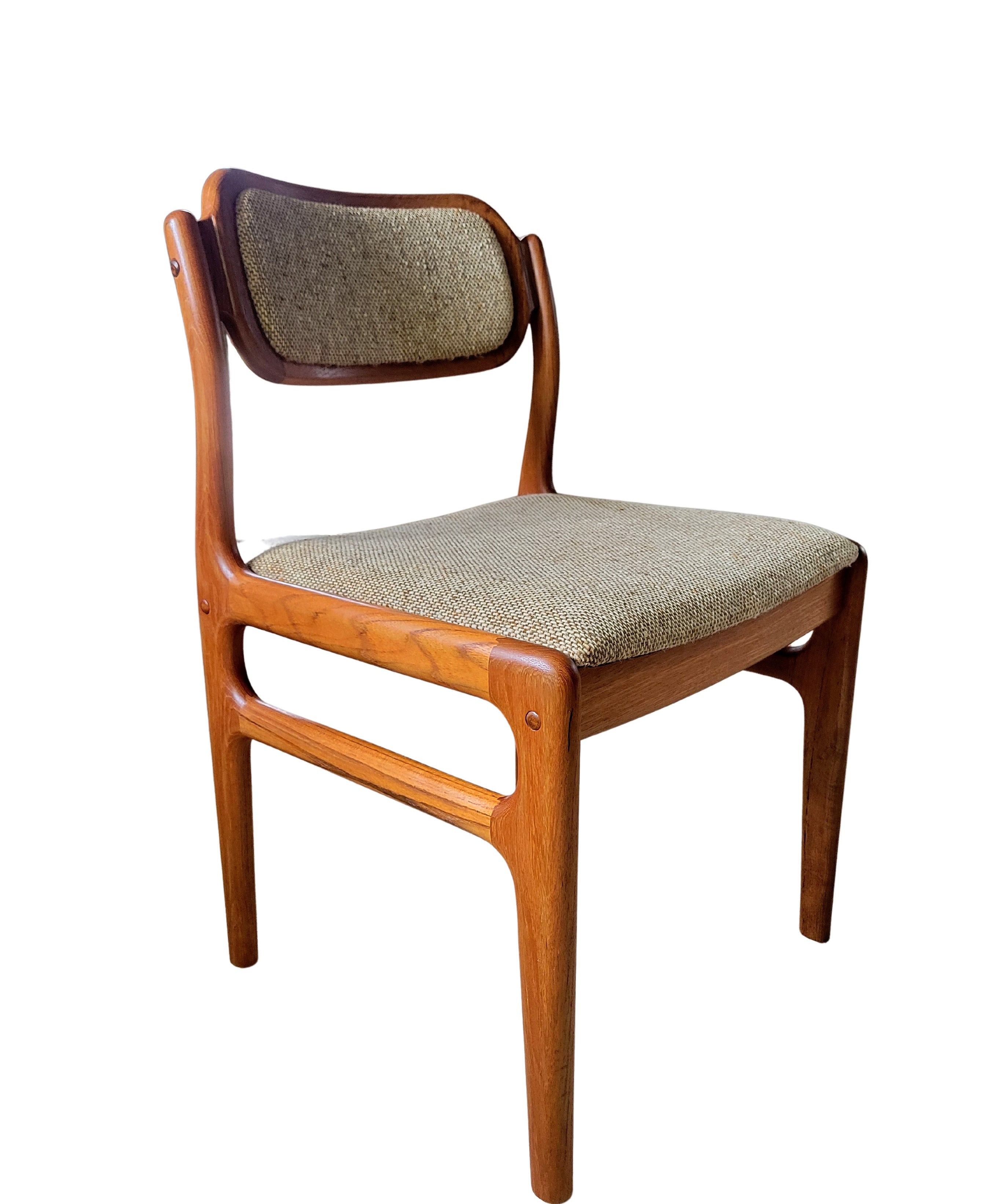 Set_of_6_dining_chairs_by_Johannes_Andersen_for_Uldum_1960's