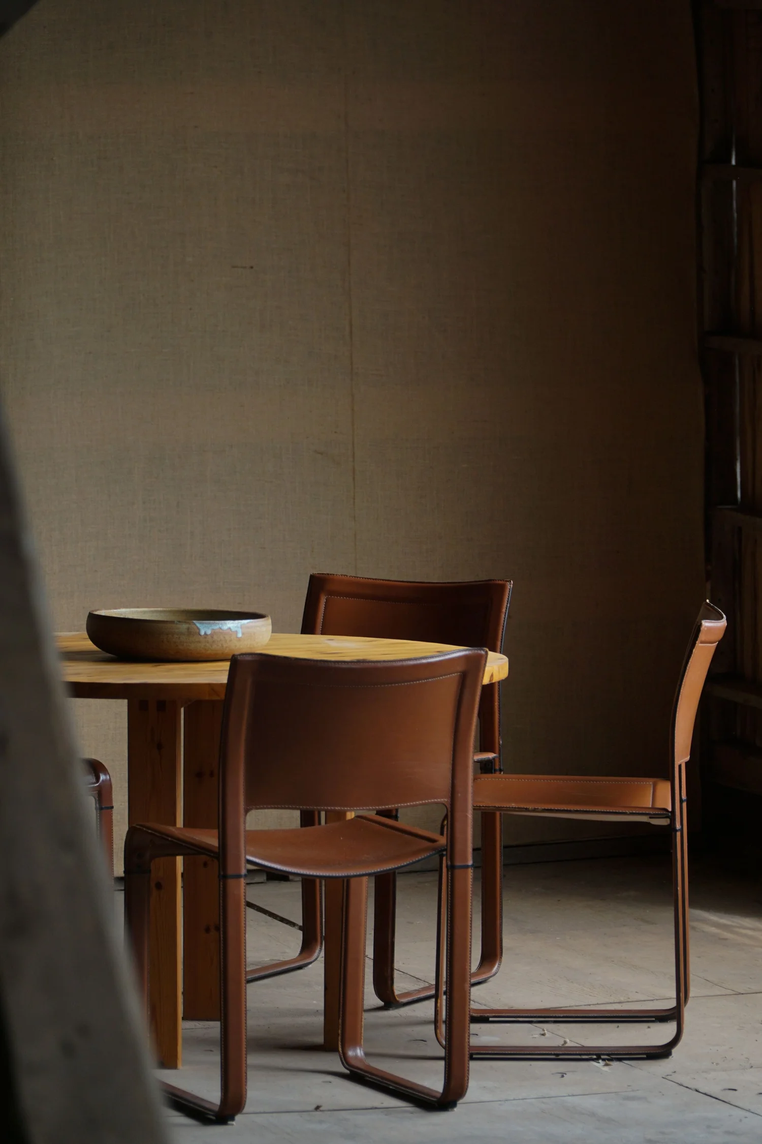 Set_of_6_Dining_Chairs_in_Brown/Red_Leather,_Tito_Agnoli,_Italian_Modern,_1970s