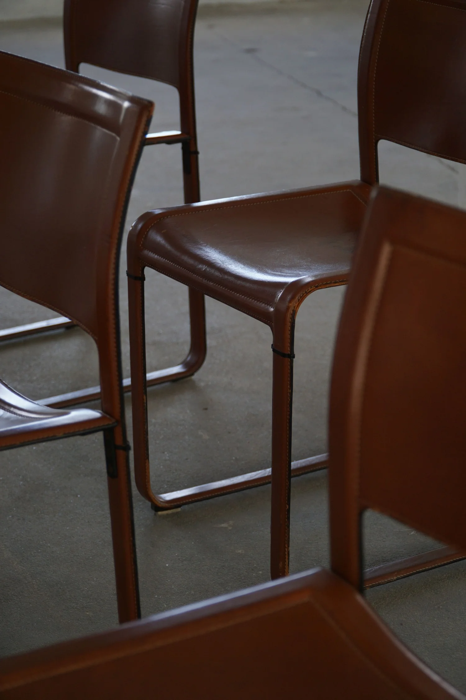 Set_of_6_Dining_Chairs_in_Brown/Red_Leather,_Tito_Agnoli,_Italian_Modern,_1970s