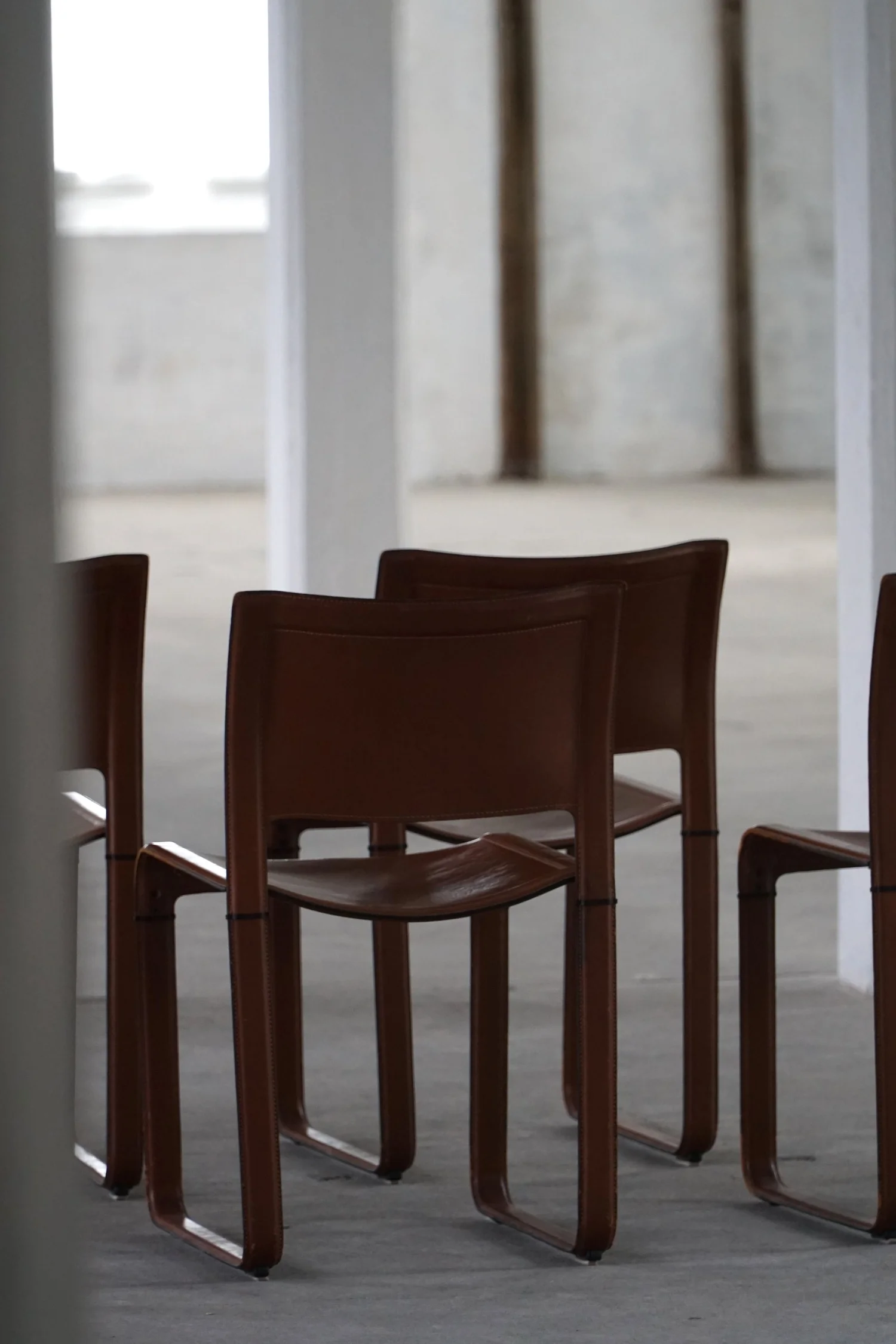 Set_of_6_Dining_Chairs_in_Brown/Red_Leather,_Tito_Agnoli,_Italian_Modern,_1970s