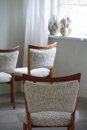 Set_of_6_Finn_Juhl_SW86_Chairs_in_Oak_and_Lambswool,_Denmark_1953