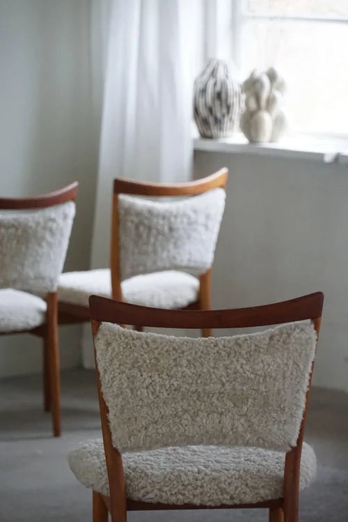 Set_of_6_Finn_Juhl_SW86_Chairs_in_Oak_and_Lambswool,_Denmark_1953
