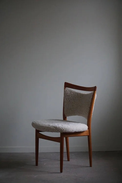 Set_of_6_Finn_Juhl_SW86_Chairs_in_Oak_and_Lambswool,_Denmark_1953
