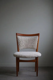 Set_of_6_Finn_Juhl_SW86_Chairs_in_Oak_and_Lambswool,_Denmark_1953