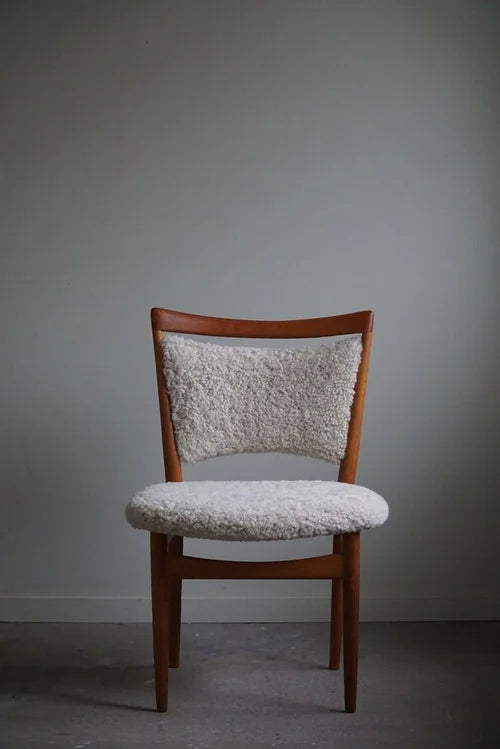 Set_of_6_Finn_Juhl_SW86_Chairs_in_Oak_and_Lambswool,_Denmark_1953
