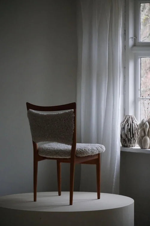 Set_of_6_Finn_Juhl_SW86_Chairs_in_Oak_and_Lambswool,_Denmark_1953
