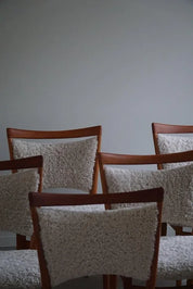 Set_of_6_Finn_Juhl_SW86_Chairs_in_Oak_and_Lambswool,_Denmark_1953