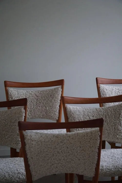 Set_of_6_Finn_Juhl_SW86_Chairs_in_Oak_and_Lambswool,_Denmark_1953