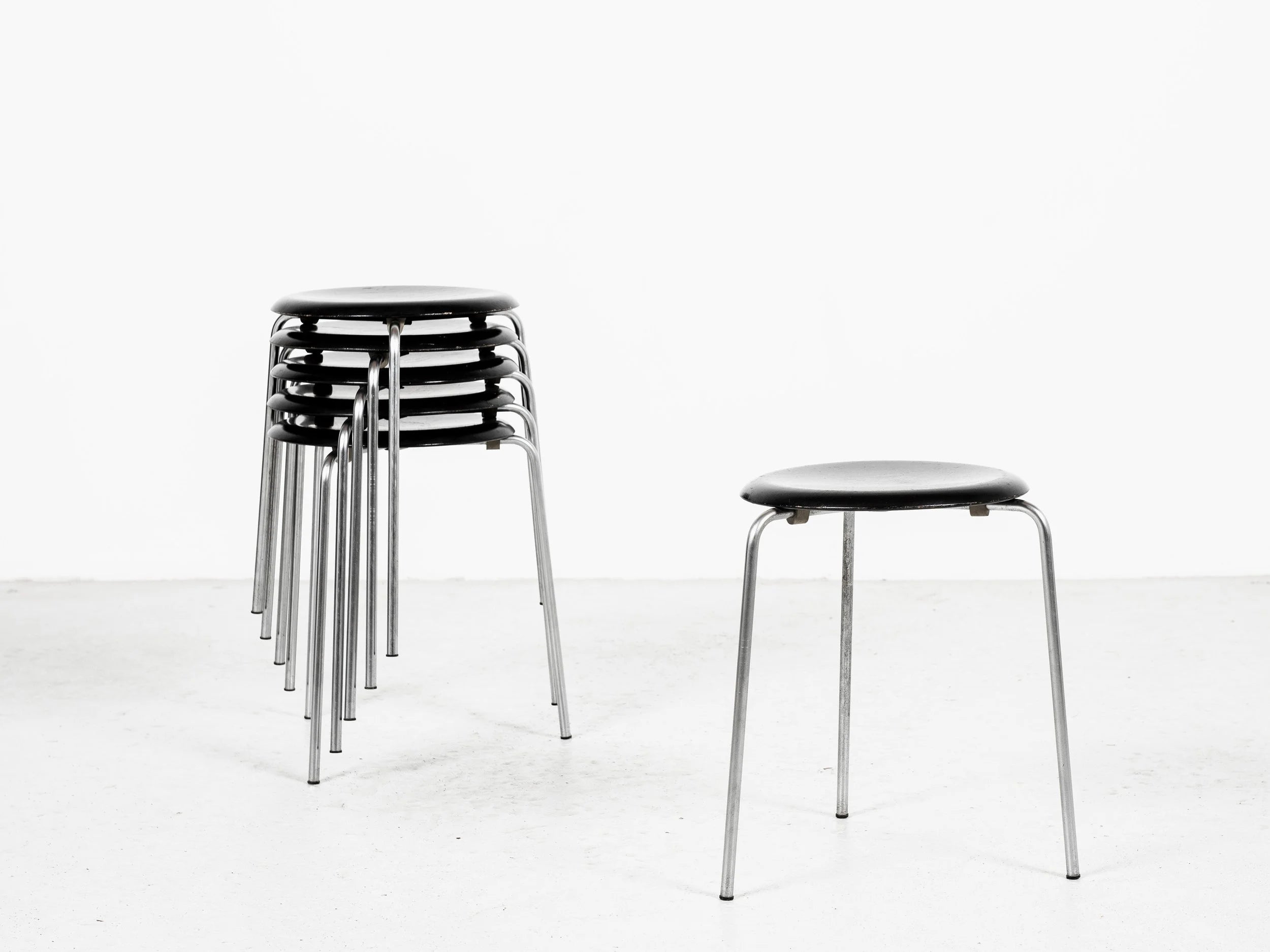 Set_of_6_Midcentury_Dot_stools_in_black_by_Arne_Jacobsen_for_Fritz_Hansen,_1964