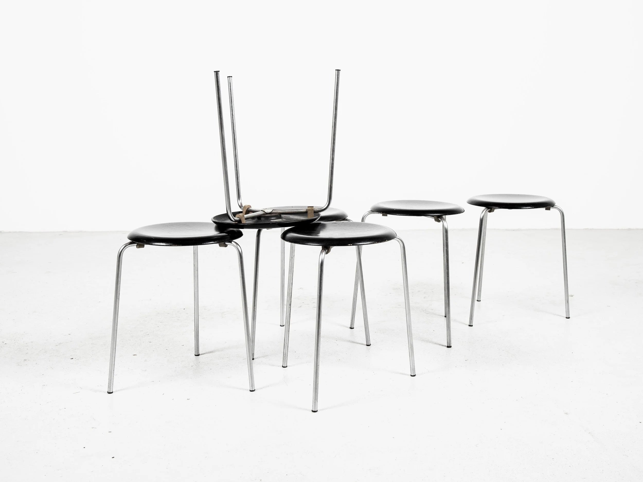 Set_of_6_Midcentury_Dot_stools_in_black_by_Arne_Jacobsen_for_Fritz_Hansen,_1964