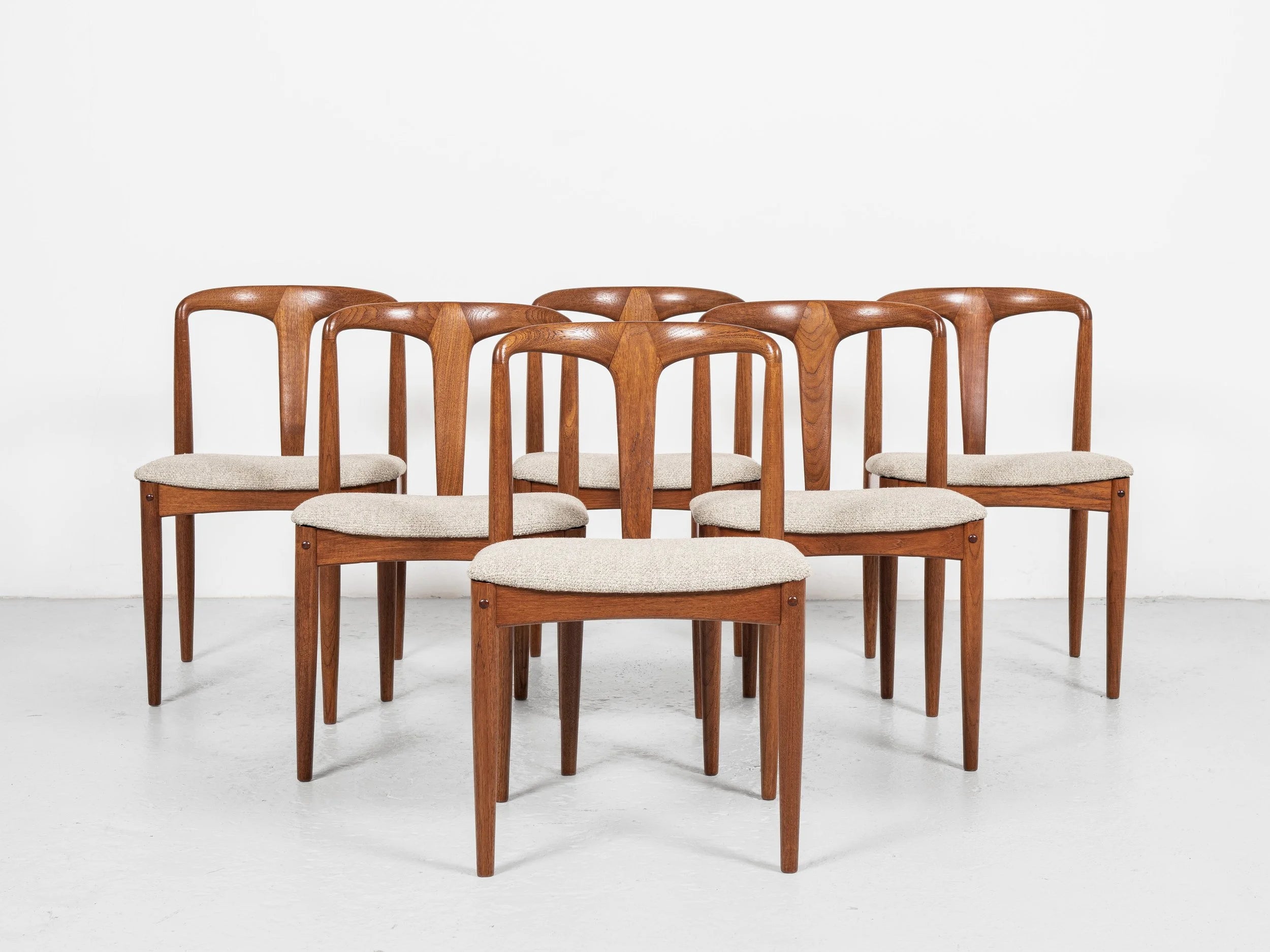 Set_of_6_Midcentury_Juliane_chairs_in_teak_by_Johannes_Andersen_for_Uldum_1960s