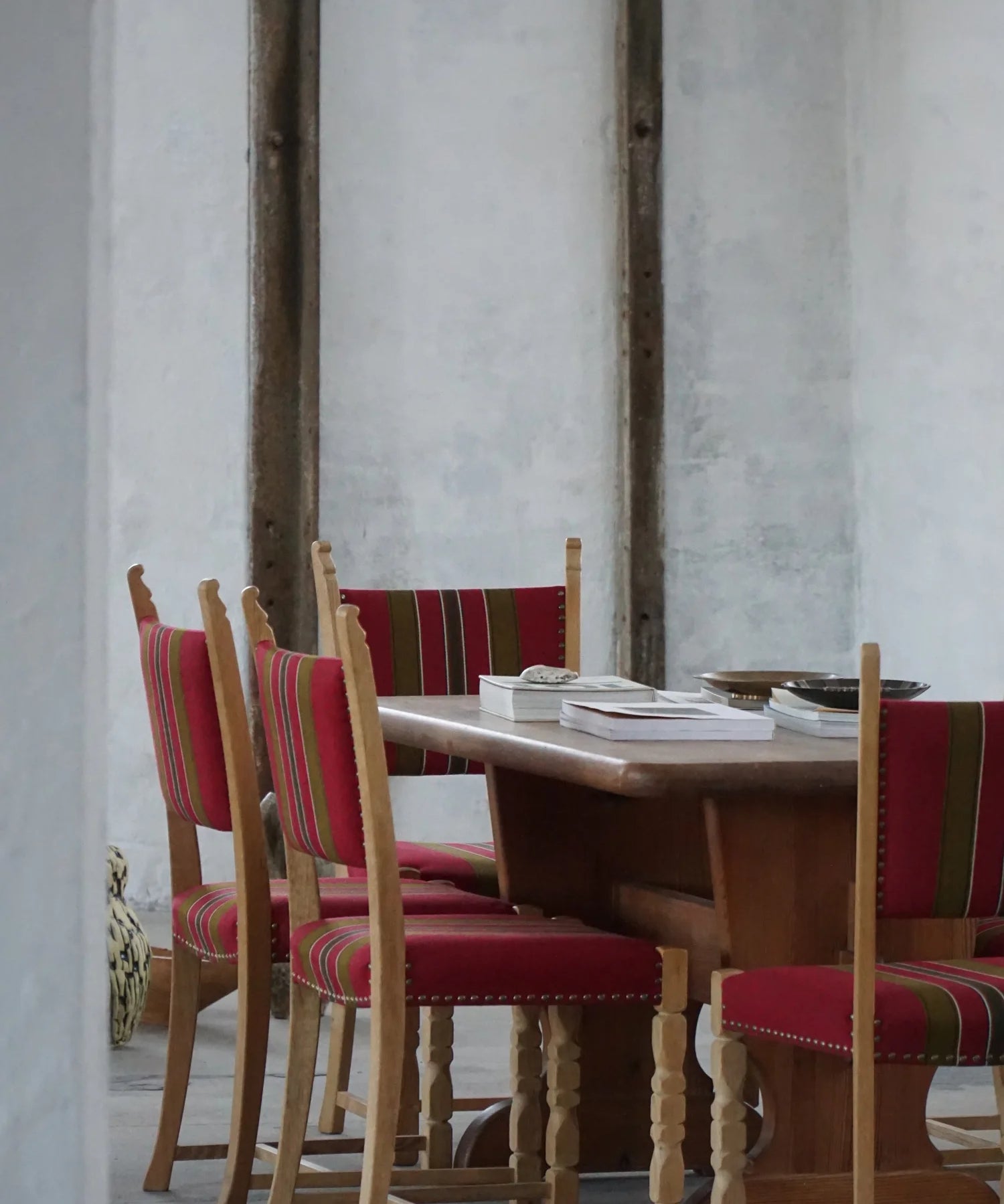 Set_of_6_Oak_Dining_Chairs_with_Red_Upholstery,_Scandinavian_Modern_Design